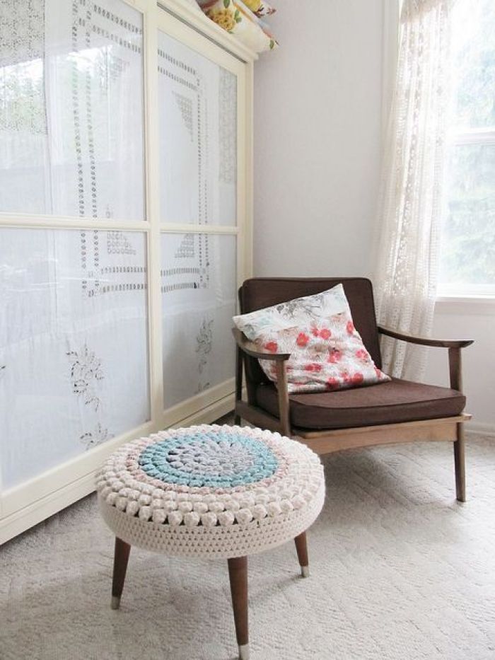 Chiếc ghế tròn phong cách đương đại được đan len nhiều màu sắc nhẹ nhàng, điểm tô cho góc nhỏ trong căn phòng thêm xinh xắn.