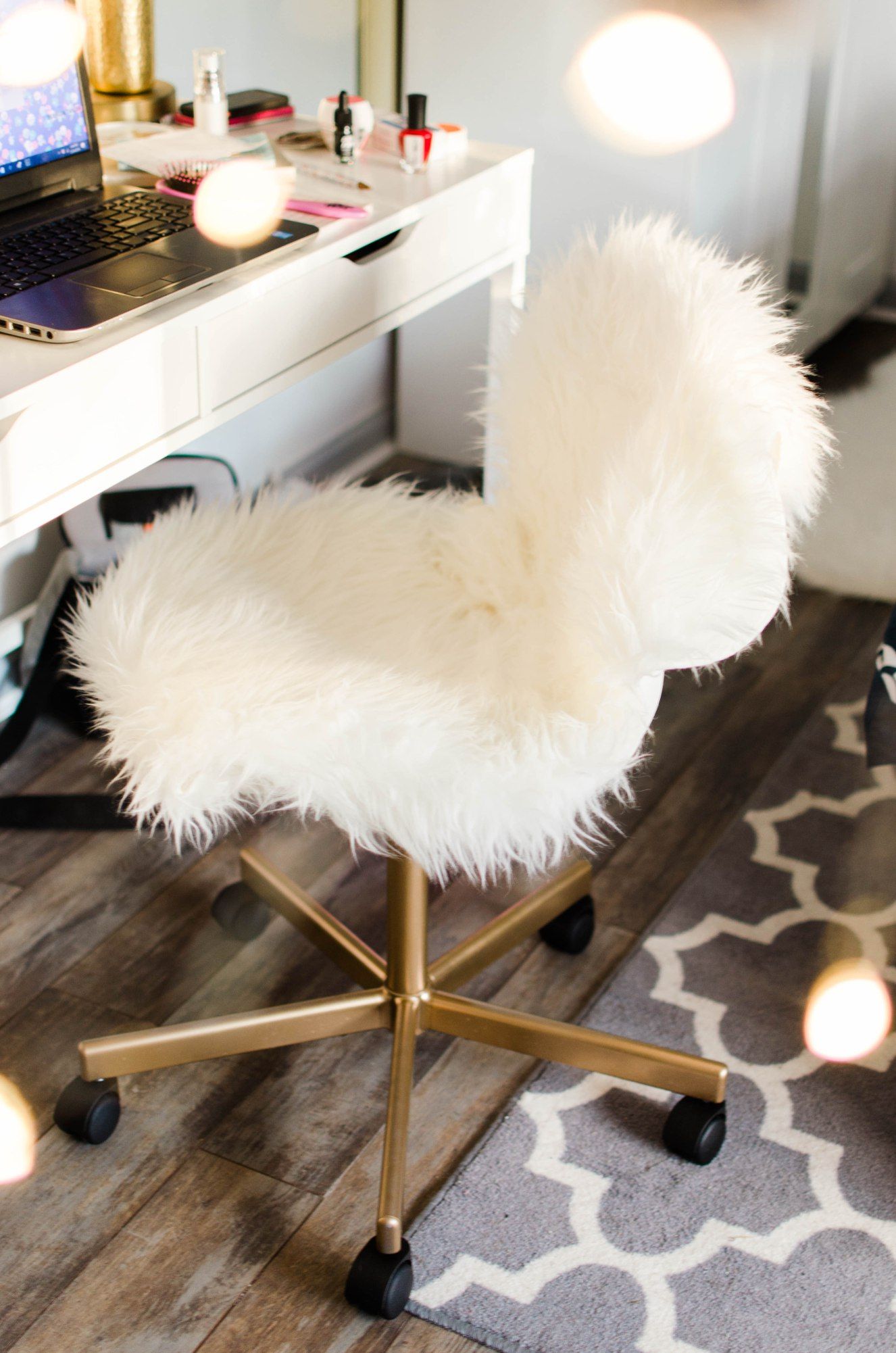 Đây là khu vực đa chức năng, kết hợp giữa bàn trang điểm và góc làm việc tại gia với nội thất nổi bật là chiếc ghế bọc lông thú trắng muốt, sang trọng.