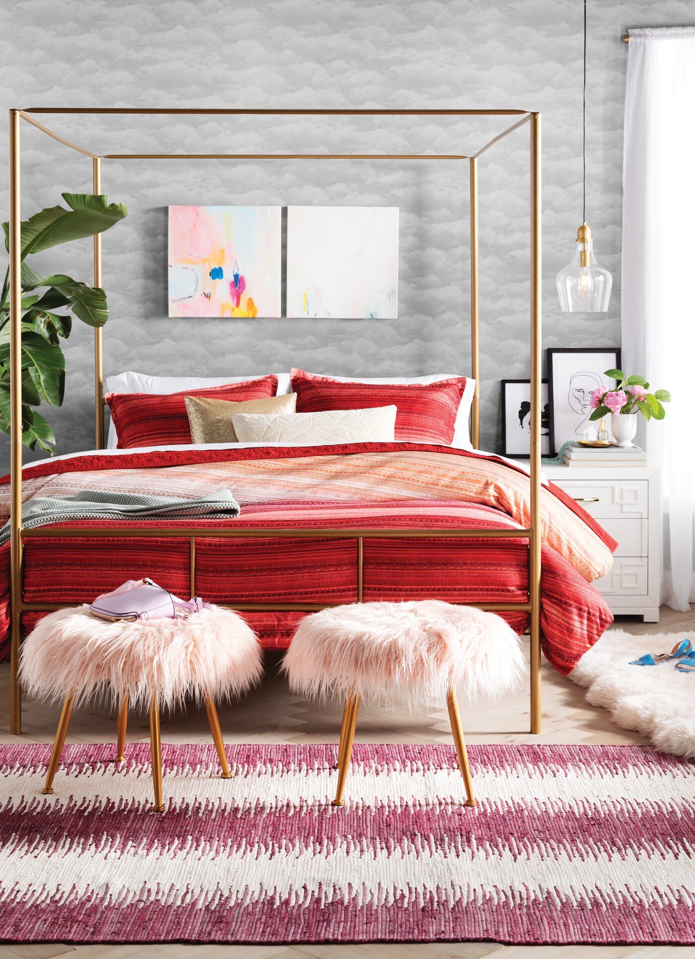 Phòng ngủ rực rỡ cho ngày Đông thêm ấm áp với màu sắc hồng, đỏ kết hợp thảm trải sàn, bộ ghế cuối chân giường bọc lông thú hồng pastel duyên dáng.