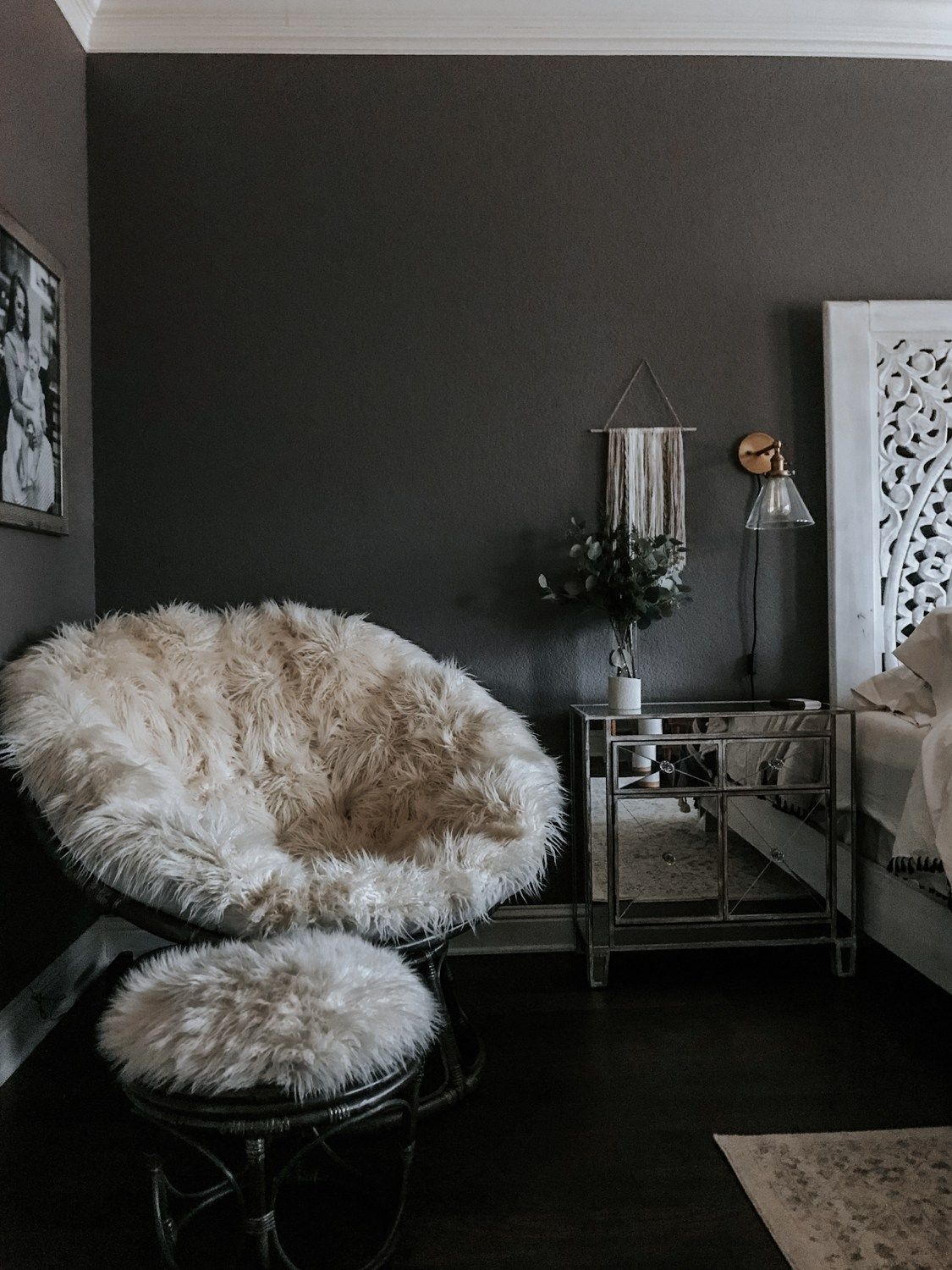 Một chiếc ghế papasan với lớp lông giả màu trắng ngà kết hợp cùng chiếc ghế gác chân tương đồng, “ủ ấm” cho bạn trong những tháng ngày lạnh giá.