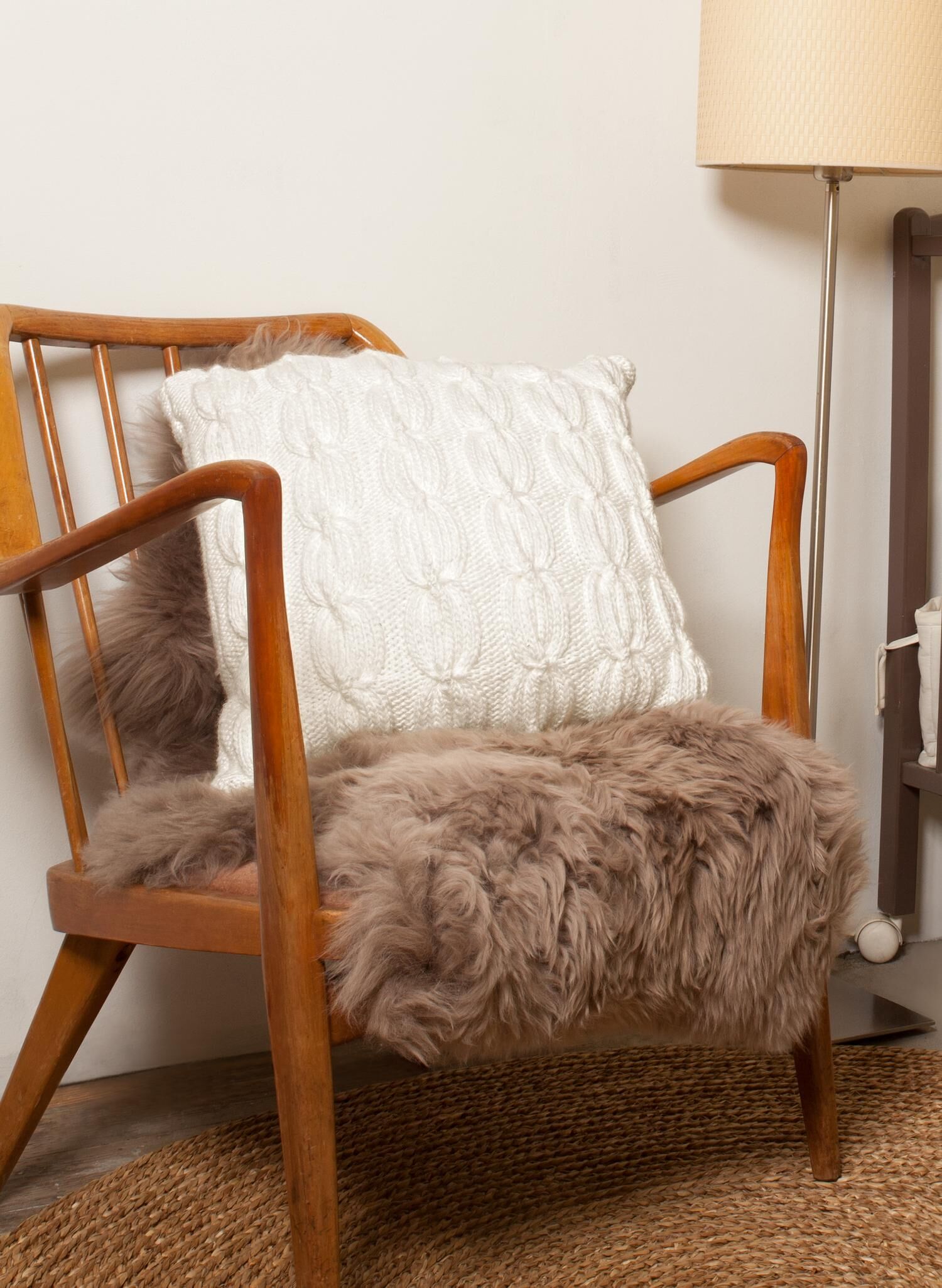  Chiếc ghế lót đệm lông thú kết hợp gối tựa đan len là ý tưởng hoàn hảo dành cho người vừa yêu nội thất bọc len vừa mê kiểu dáng lông thú. 