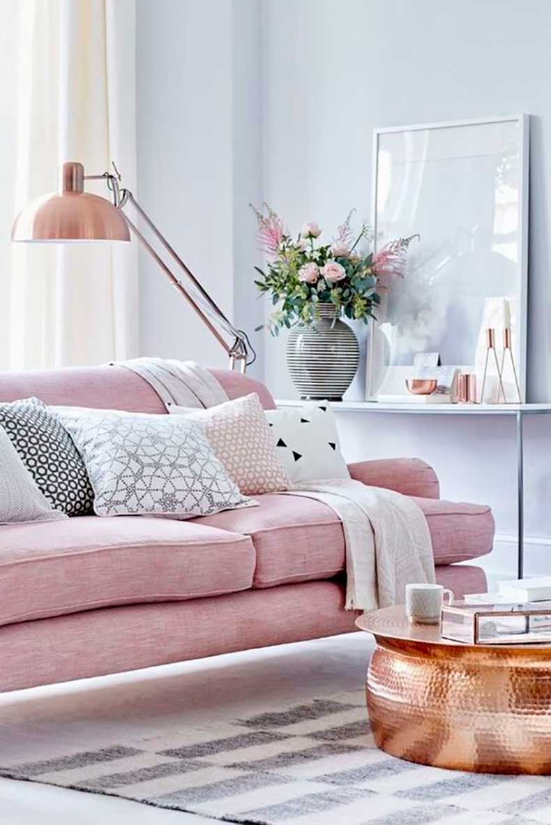 Chiếc ghế sofa êm ái màu hồng trong phòng khách khi được kết hợp cùng bàn nước hình trống và đèn chiếu sáng màu vàng đồng càng tôn lên gu thẩm mỹ sang chảnh của nữ chủ nhân.
