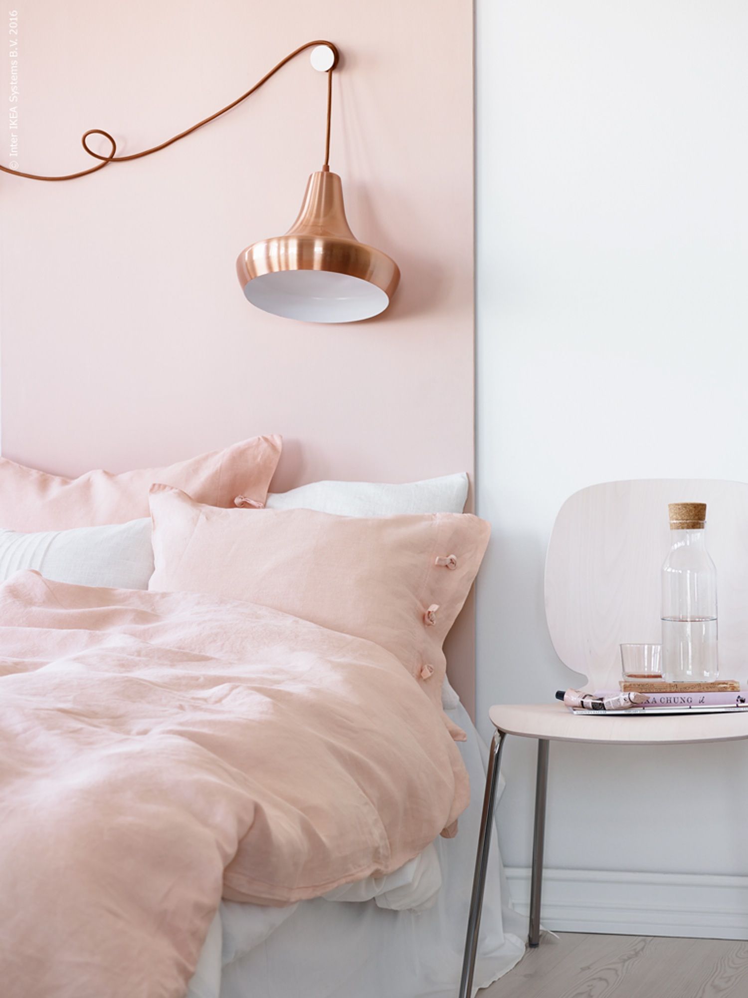 Tường phòng ngủ được phối hợp hai tông màu trắng và hồng để tạo cảm giác vừa nữ tính vừa sang trọng chứ không hề “sến”, thêm vào chiếc đèn ngủ màu vàng đồng duyên dáng vô cùng.