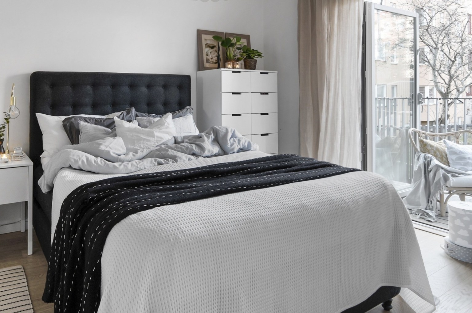 Phòng ngủ với hai gam màu trắng - đen chủ đạo, sắc màu sang trọng và chắc chắn không bao giờ lỗi mốt.