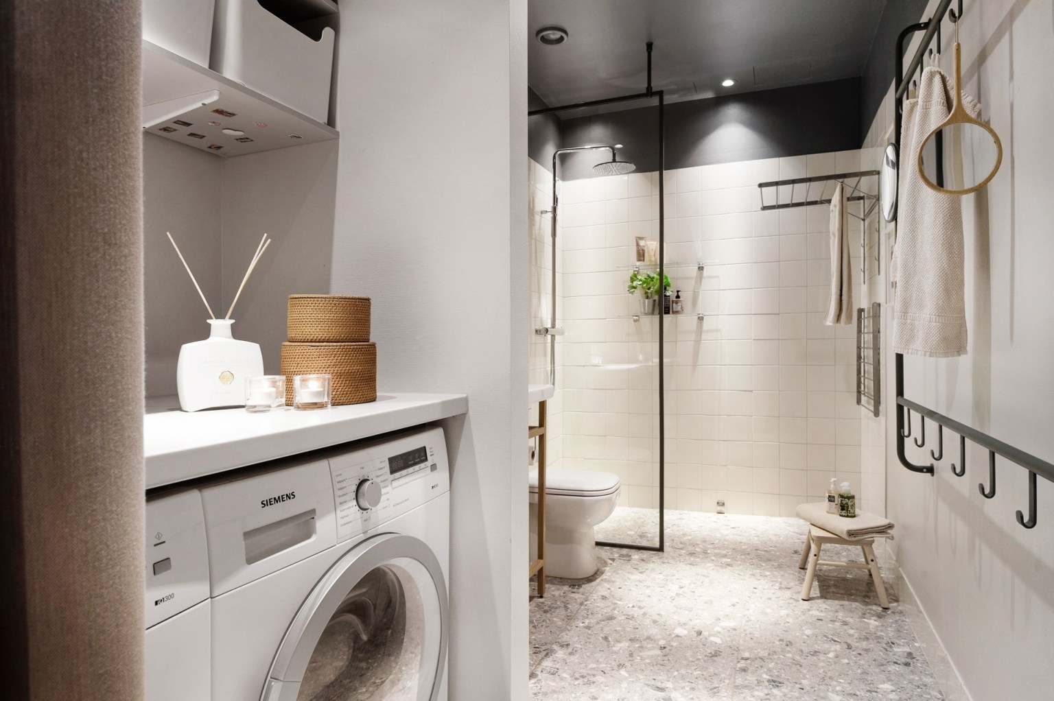 Phòng tắm thiết kế không thua kém gì một khách sạn hạng sang với sàn nhà lát đá tương tự ở phòng bếp, tích hợp góc giặt là gọn gàng tiện ích.