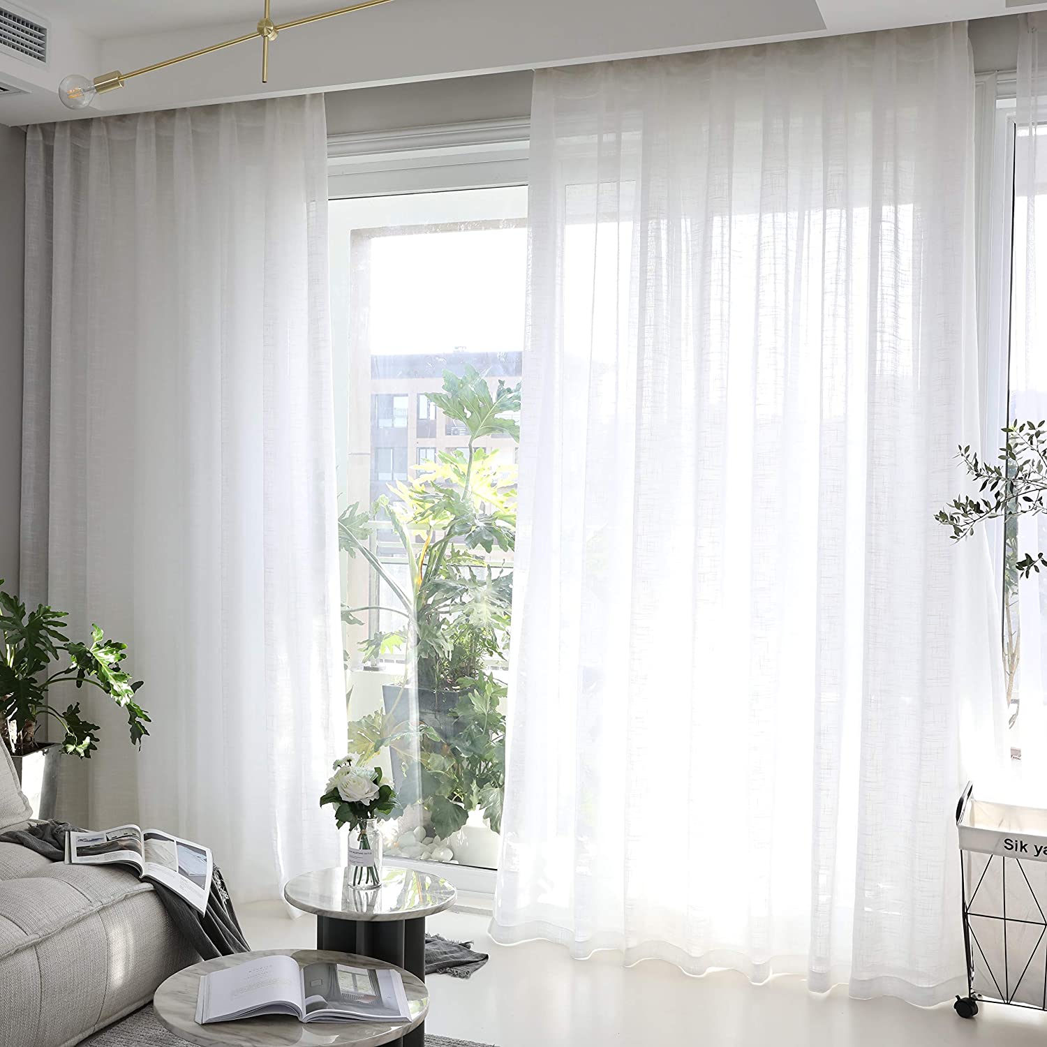 Rèm cửa sẽ giúp cản sáng khi nắng gắt và tạo sự riêng tư.