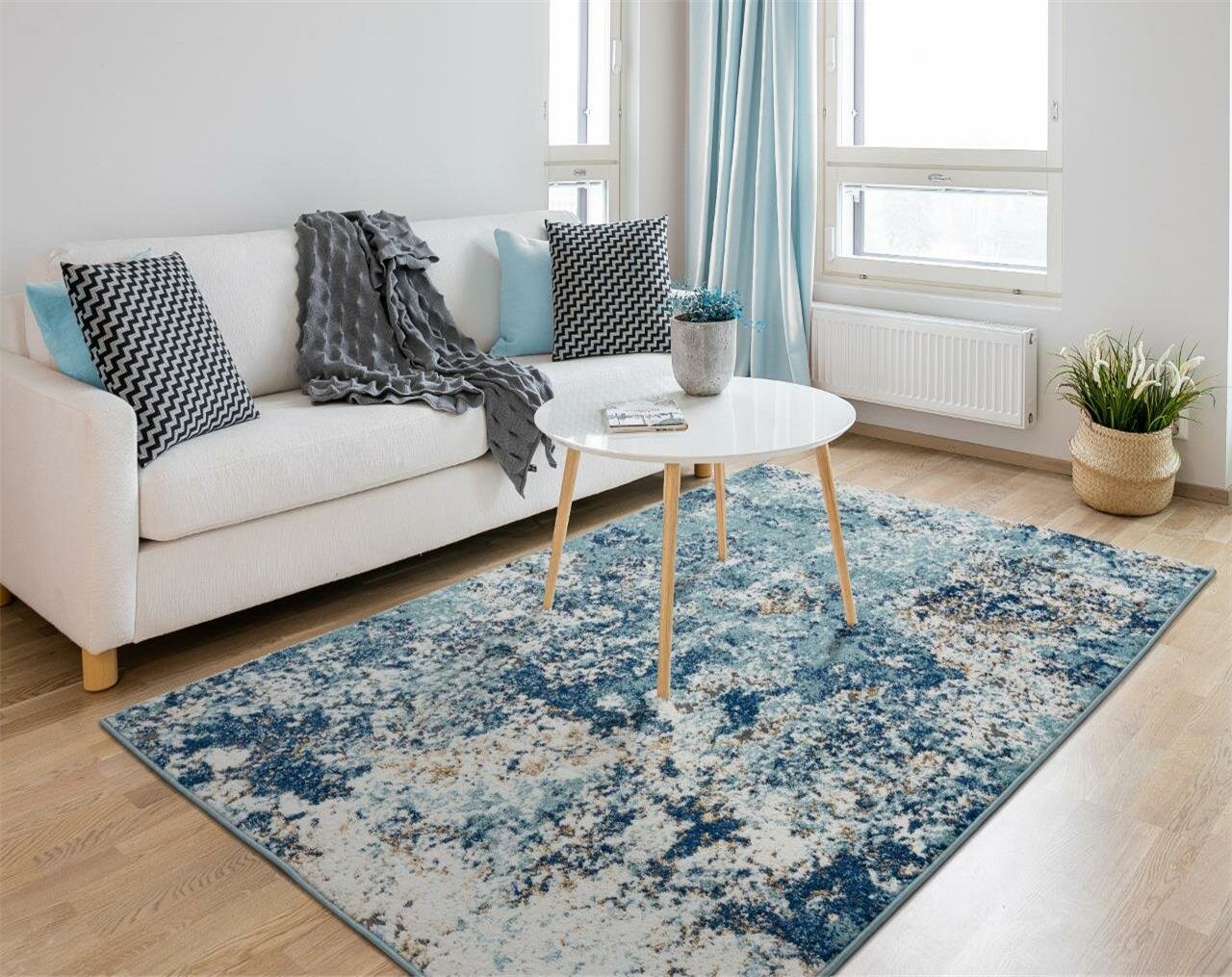 Một tấm thảm trải sàn cho không gian thêm gần gũi, thân mật.