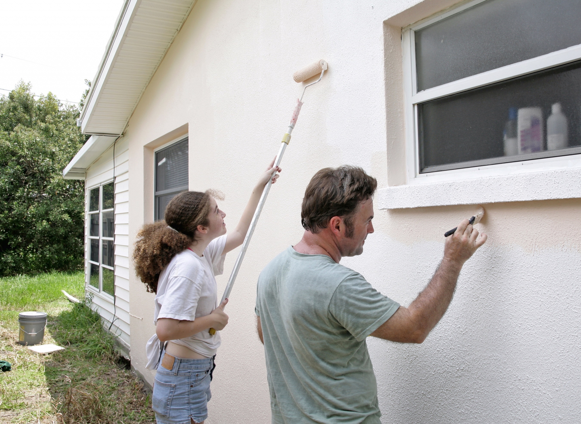 Bạn cần ứng dụng linh hoạt các loại cọ sơn khi thao tác ở từng vị trí khác nhau trên bề mặt tường.