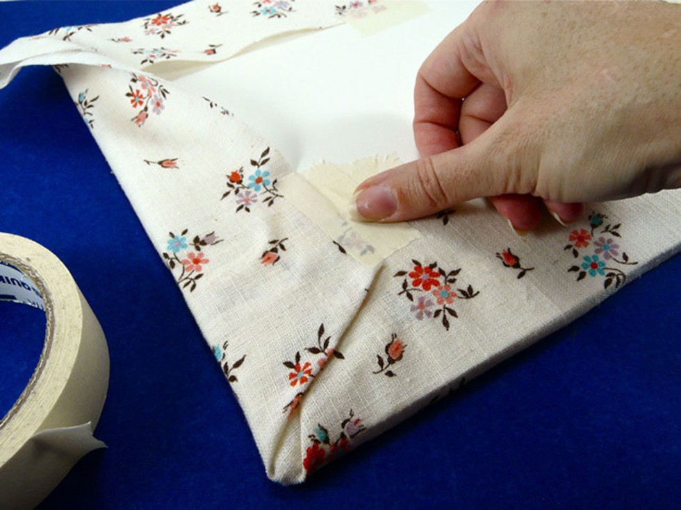 Dùng tấm vải bọc xung quanh tấm xốp, cố định bằng băng keo (loại băng keo giấy).