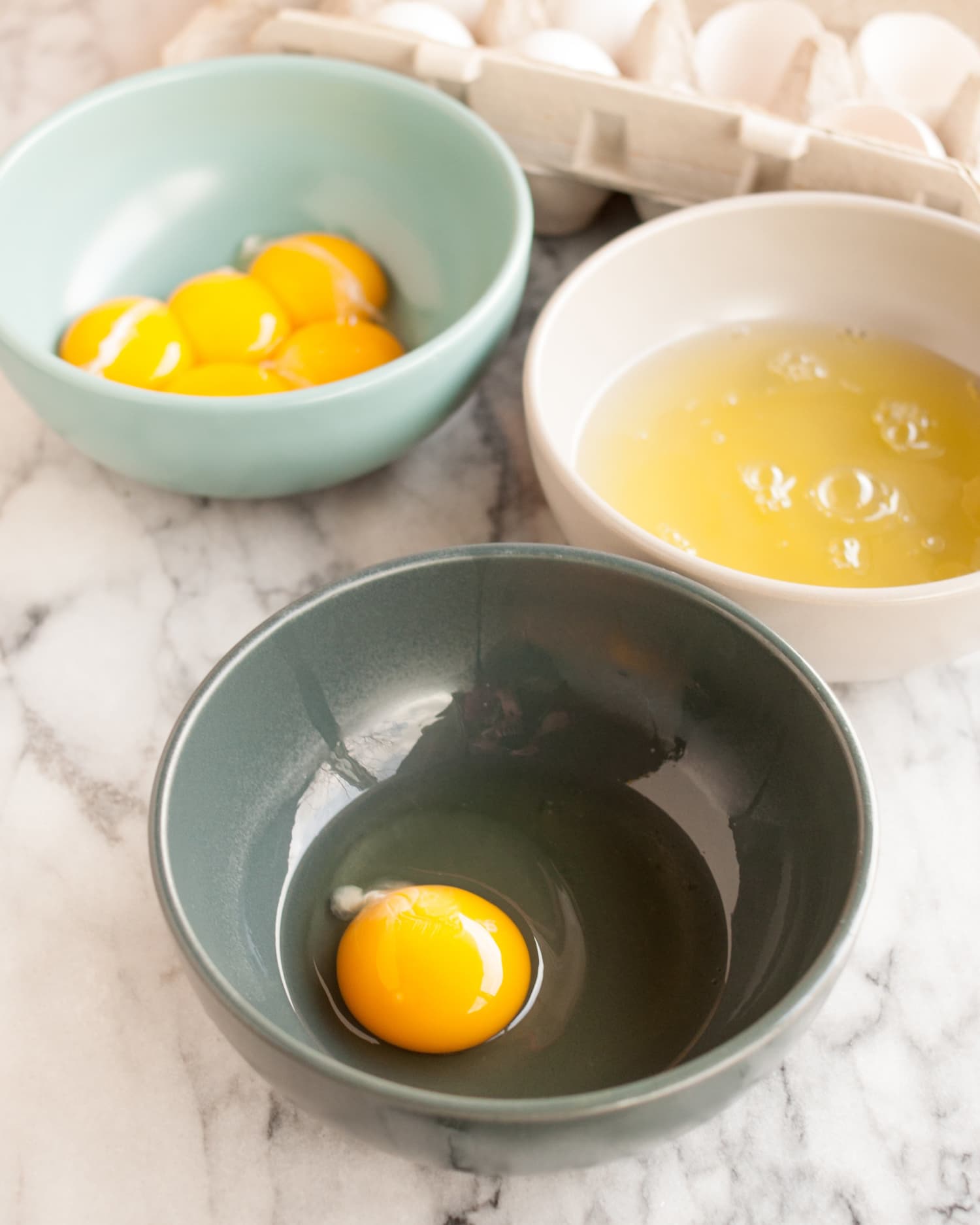 Muối ăn chính là “cứu tinh” khi trứng sống dính lên bề mặt bàn của bạn.