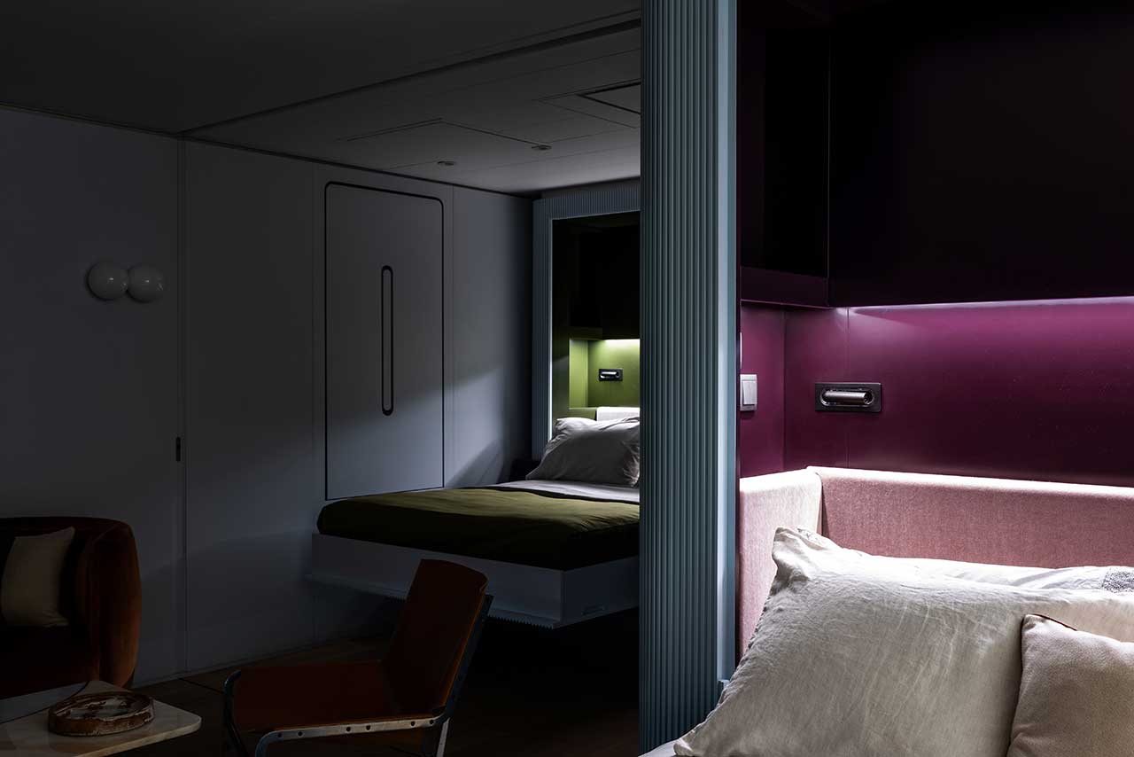Hai phòng ngủ về đêm với hai gam màu khác nhau: Một bên là màu xanh lá trẻ trung, một bên lại chọn đầu giường màu tím lãng mạn, quyền quý.