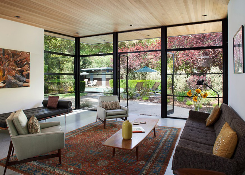 Hình ảnh phòng khách trang trọng trong ngôi nhà được xây dựng từ những năm 60 của thế kỷ XX tại San Francisco với tường trắng và sàn bê tông cổ điển.