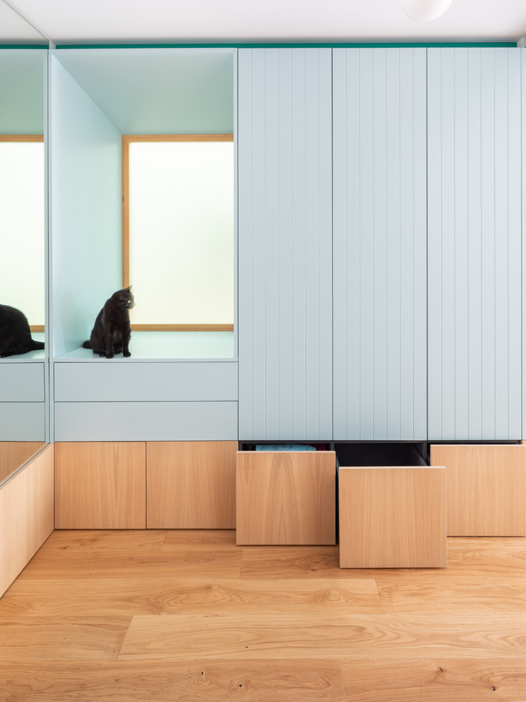 Góc bên trái thiết lập tấm gương để chủ nhân có thể chọn lựa và chỉnh trang y phục trước khi ra khỏi nhà. Bên dưới là những hộ tủ gỗ tiện ích.