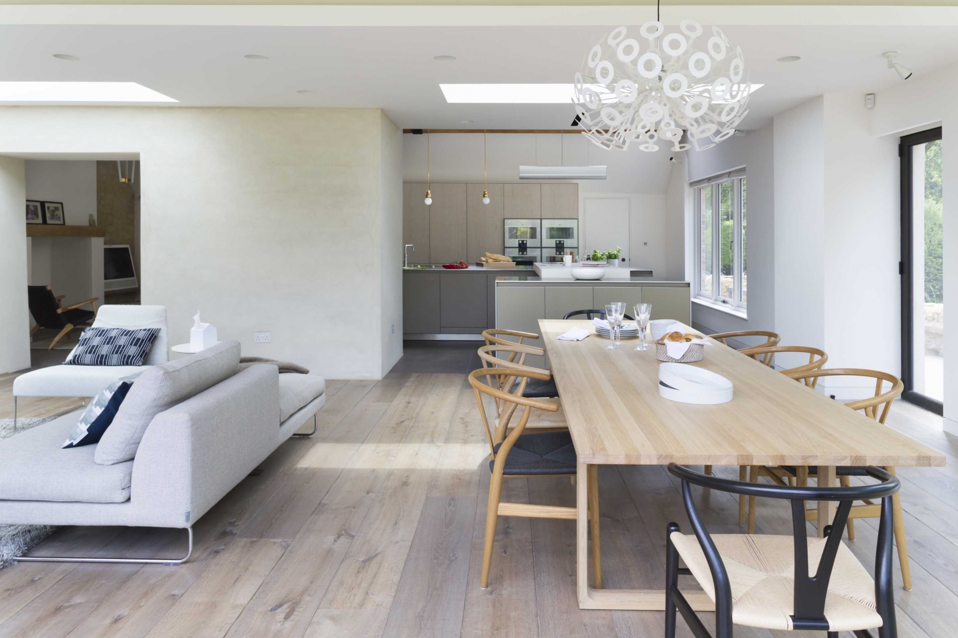 Phòng ăn bố trí trên không gian thiết kế mở bao gồm cả phòng khách và phòng bếp. Và chính yếu tố vật liệu nội thất đã tạo nên sự phân vùng tự nhiên cho các khu vực, nổi bật nhất là bộ bàn ghế gỗ tuy đơn giản nhưng lại rất thoải mái tại phòng ăn này.
