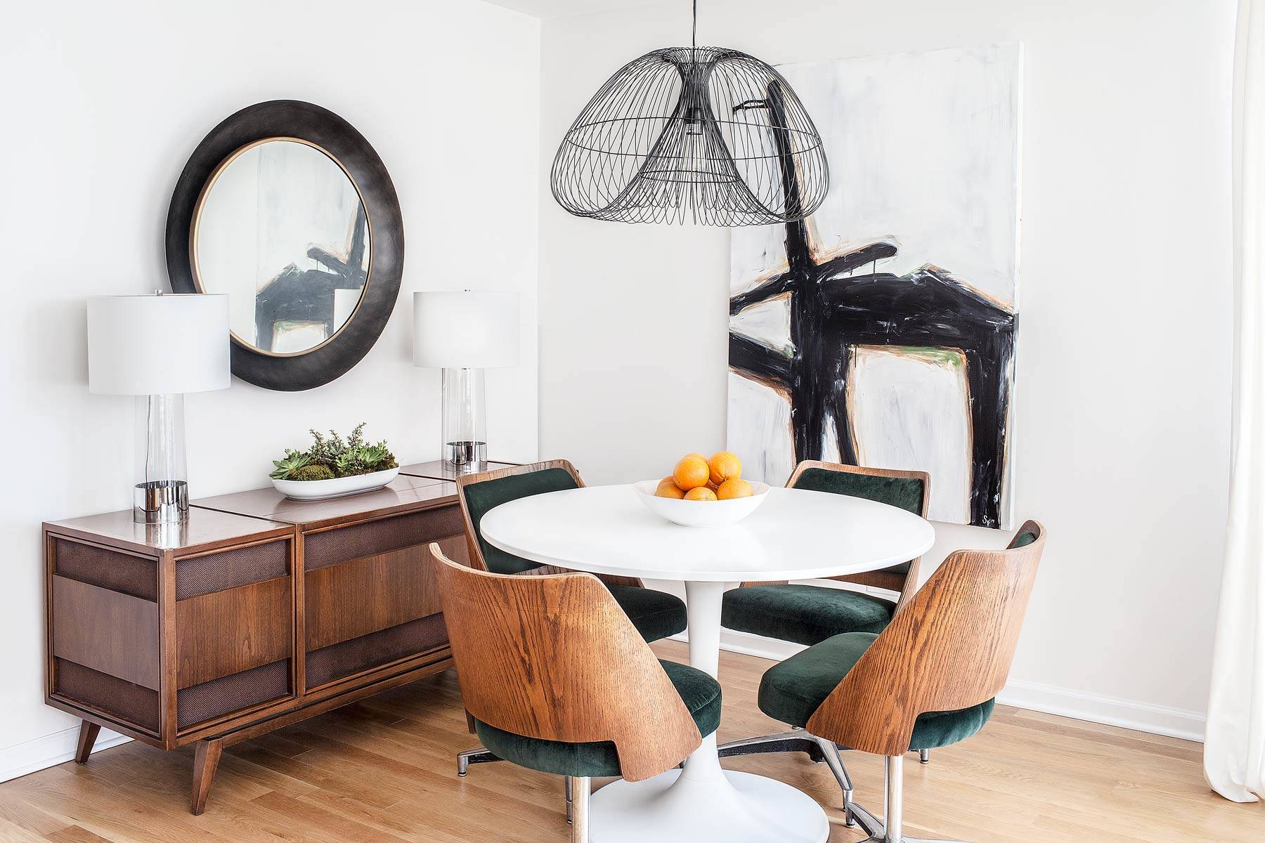 Nếu không gian phòng ăn của bạn khá “khiêm tốn” thì có thể tham khảo mẫu thiết kế này. Chiếc bàn tròn nhỏ xinh với bộ 4 chiếc ghế gỗ vững chãi, kết hợp phần đệm ghế êm ái với gam màu xanh rêu nổi bật tạo điểm nhấn vô cùng thời trang!