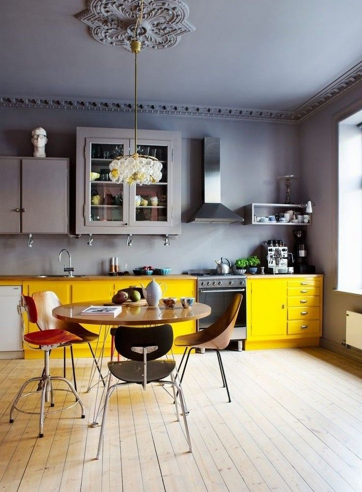 Nếu không có gam màu vàng xuất hiện, phòng bếp này chắc chắn sẽ mang một màu trầm buồn, thậm chí là lạnh lẽo. Thật may mắn, hệ tủ lưu trữ màu vàng sáng bóng phản chiếu ánh nắng từ ô cửa đã làm thay đổi tất cả diện mạo của căn bếp này!