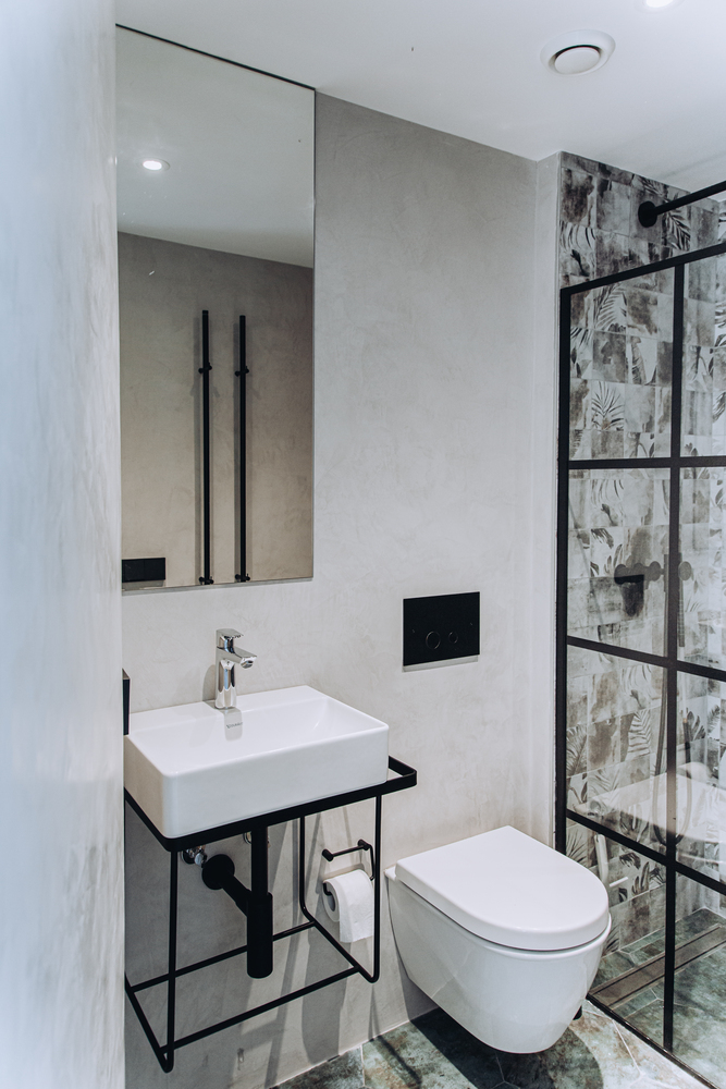 Khu vực phòng tắm có diện tích khá nhỏ nhưng vẫn đầy đủ tiện nghi cùng cách lựa chọn nội thất gắn tường để giải phóng diện tích mặt sàn.