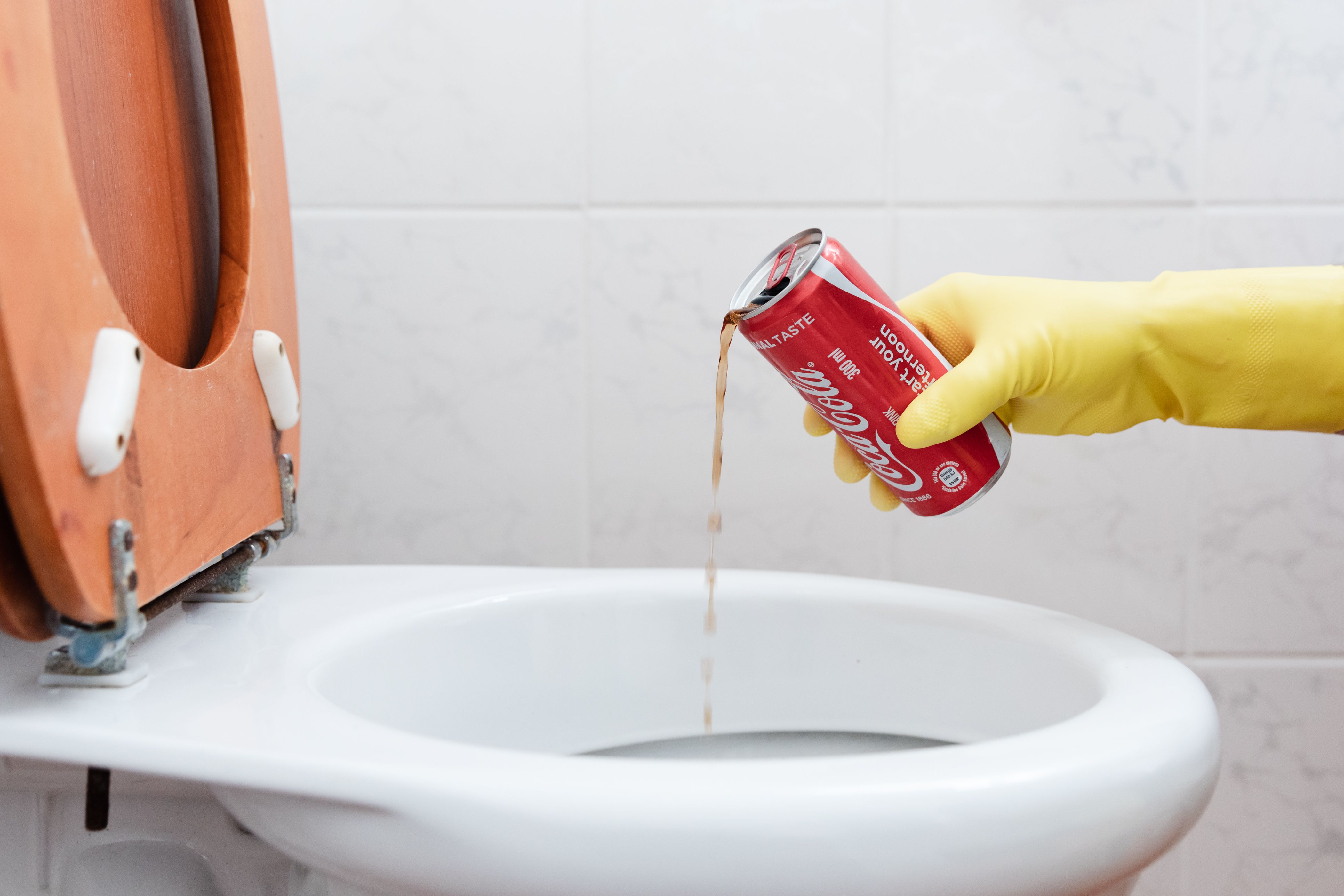 Bồn cầu cáu bẩn? Chỉ một lon nước ngọt có gas là xong!