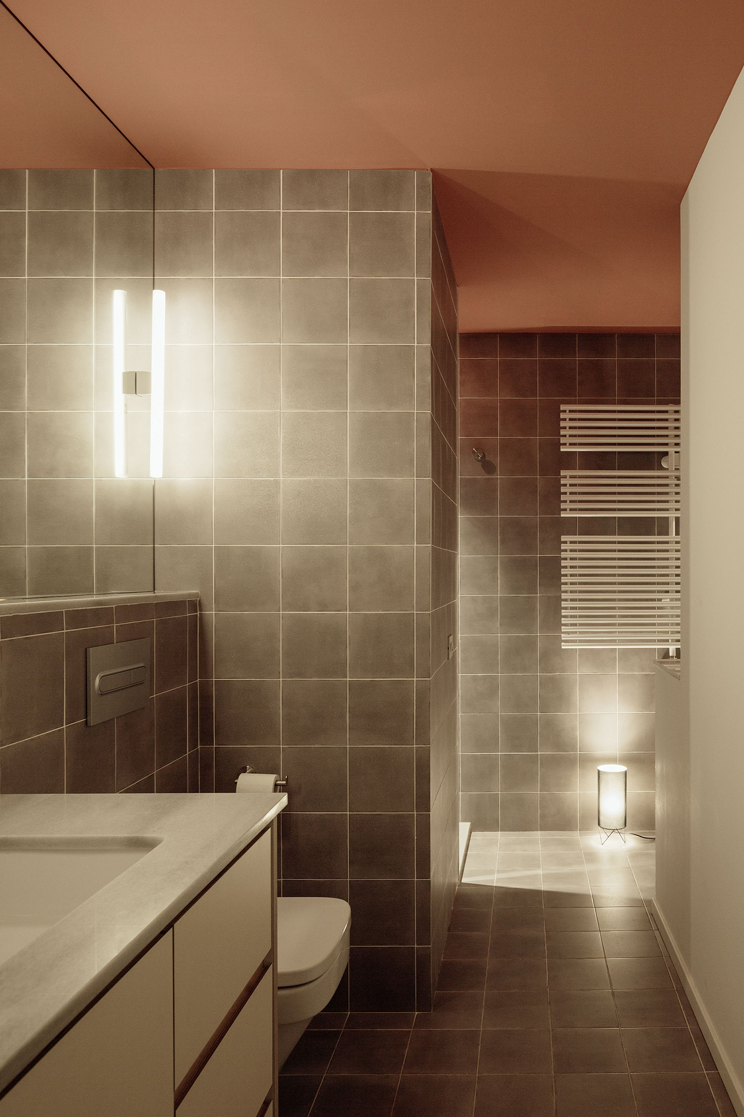 Tường và sàn phòng tắm được ốp gạch màu xám khói vừa dễ vệ sinh vừa rất đẹp mắt và thời trang. Thiết kế tối giản nhưng đáp ứng đầy đủ những tiện nghi cơ bản của phòng tắm.