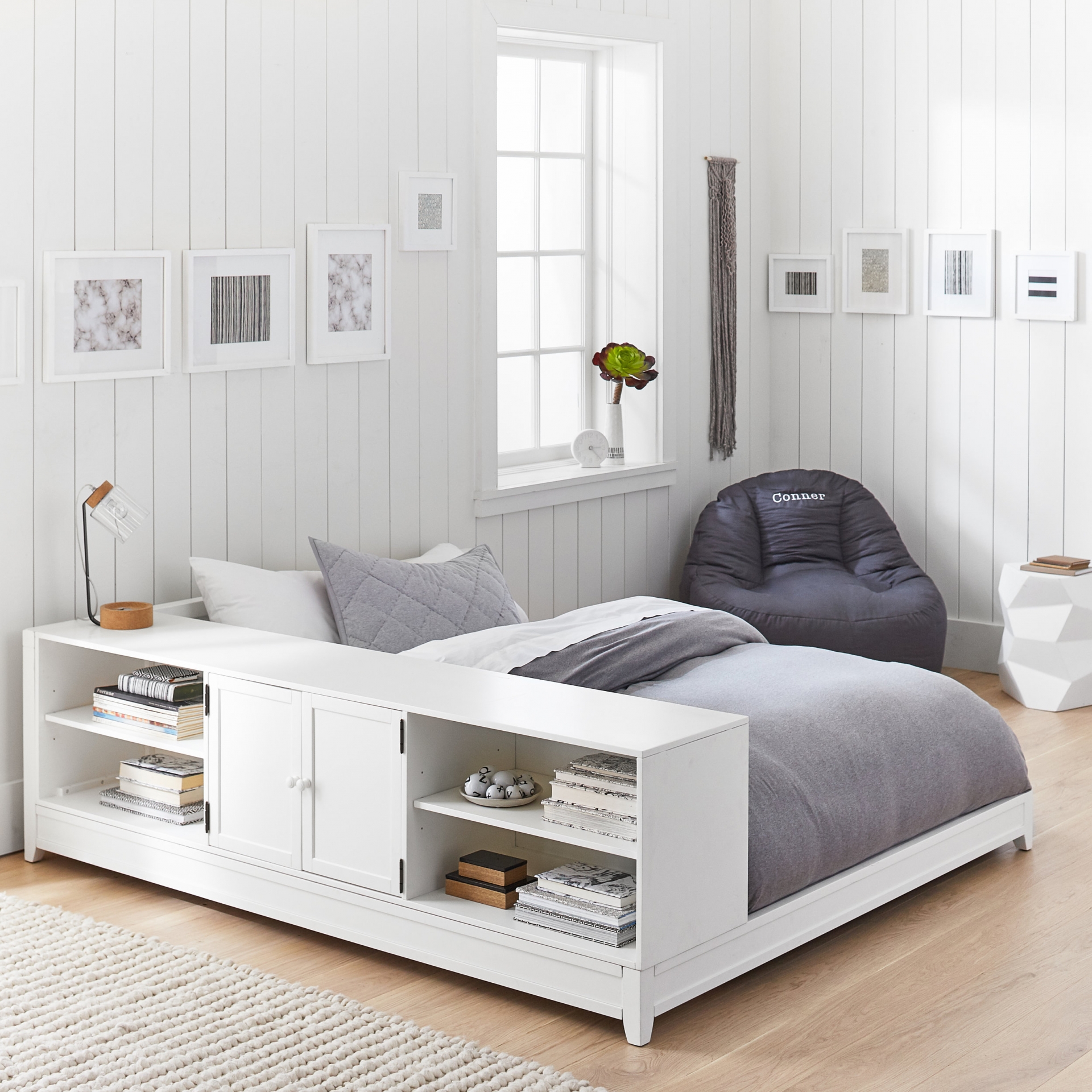 Đầu tư vào nội thất tích hợp nhiều không gian lưu trữ sẽ giúp cho phòng ngủ luôn gọn gàng.