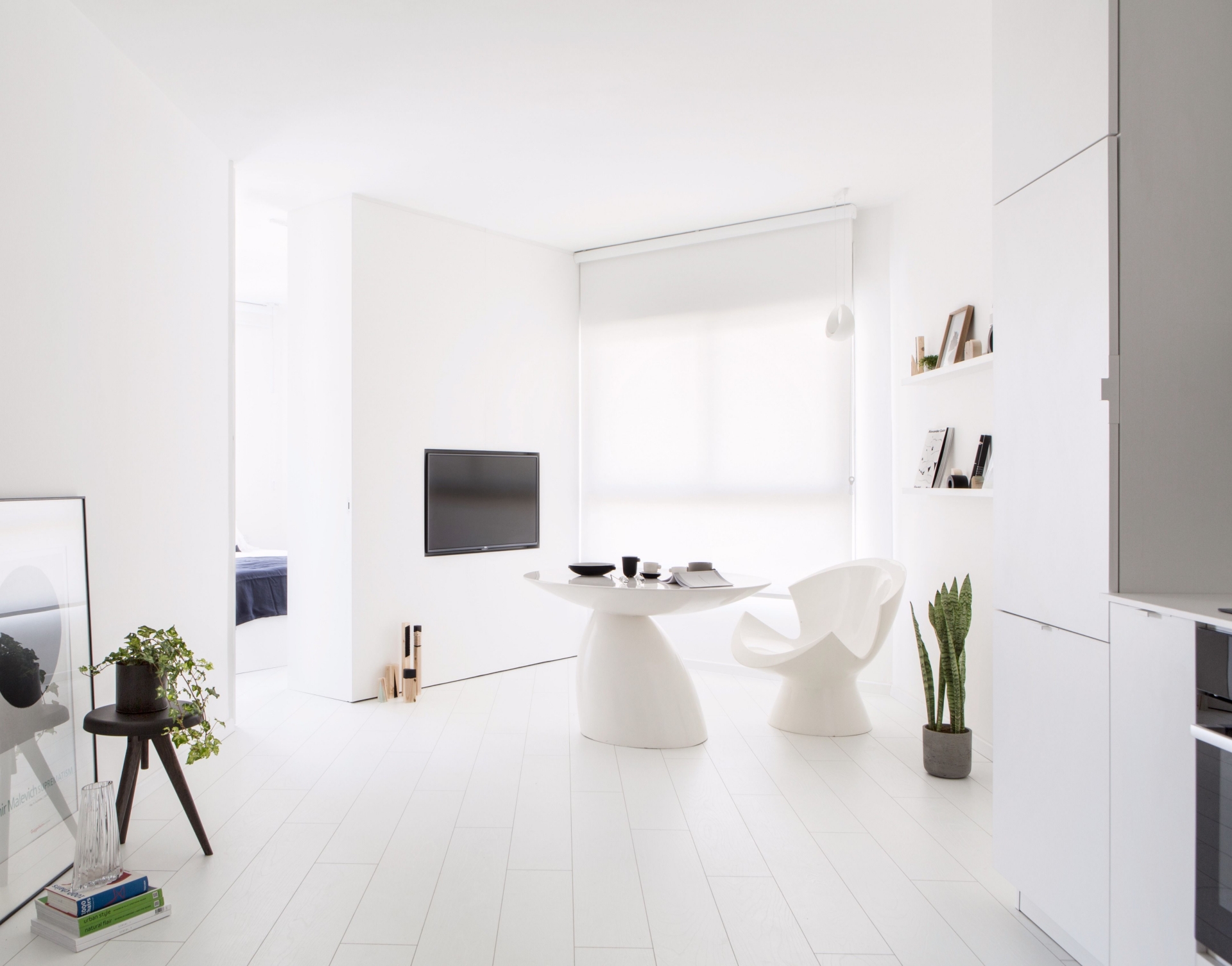 Căn hộ nhỏ với diện tích 42m² sử dụng gam màu trắng chủ đạo, được thiết kế theo phong cách tối giản và có đầy đủ những món nội thất và phụ kiện cần thiết nhất cho gia chủ.