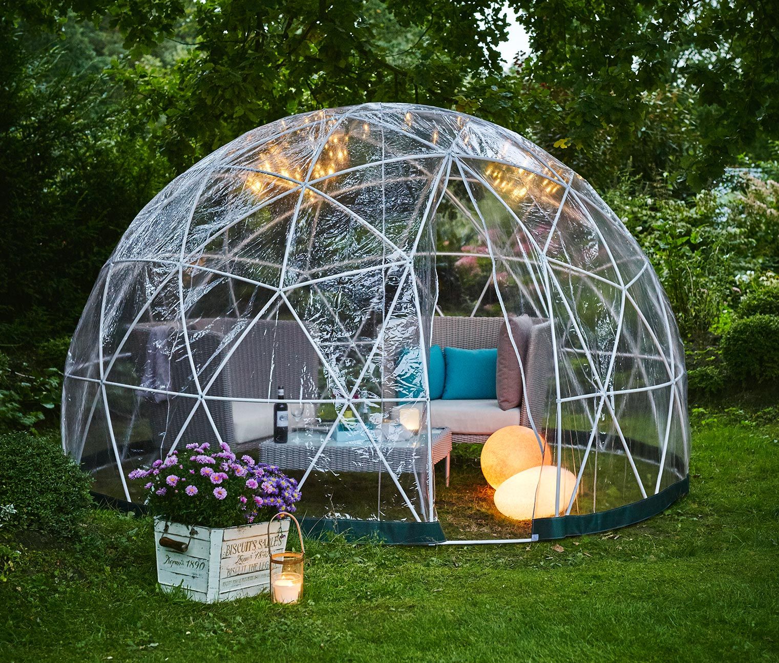 Nó được thiết kế vững chắc cùng hệ thống bảo vệ là tấm che trong suốt, lưới chống muỗi giúp bạn tránh khỏi côn trùng, mưa gió,...