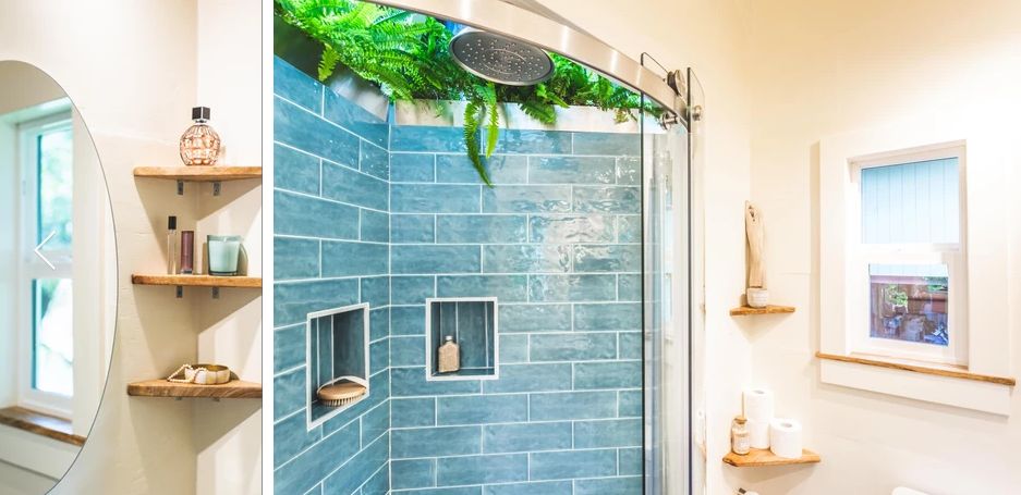 Để tạo điểm nhấn cho phòng tắm, một bức tường ốp gạch màu xanh lam cho buồng tắm đứng, ngăn cách với toilet bởi cửa kính trong suốt, phía bên trên còn có cả mảng xanh của cây cối như một phòng tắm giữa khu rừng nhiệt đới vậy!