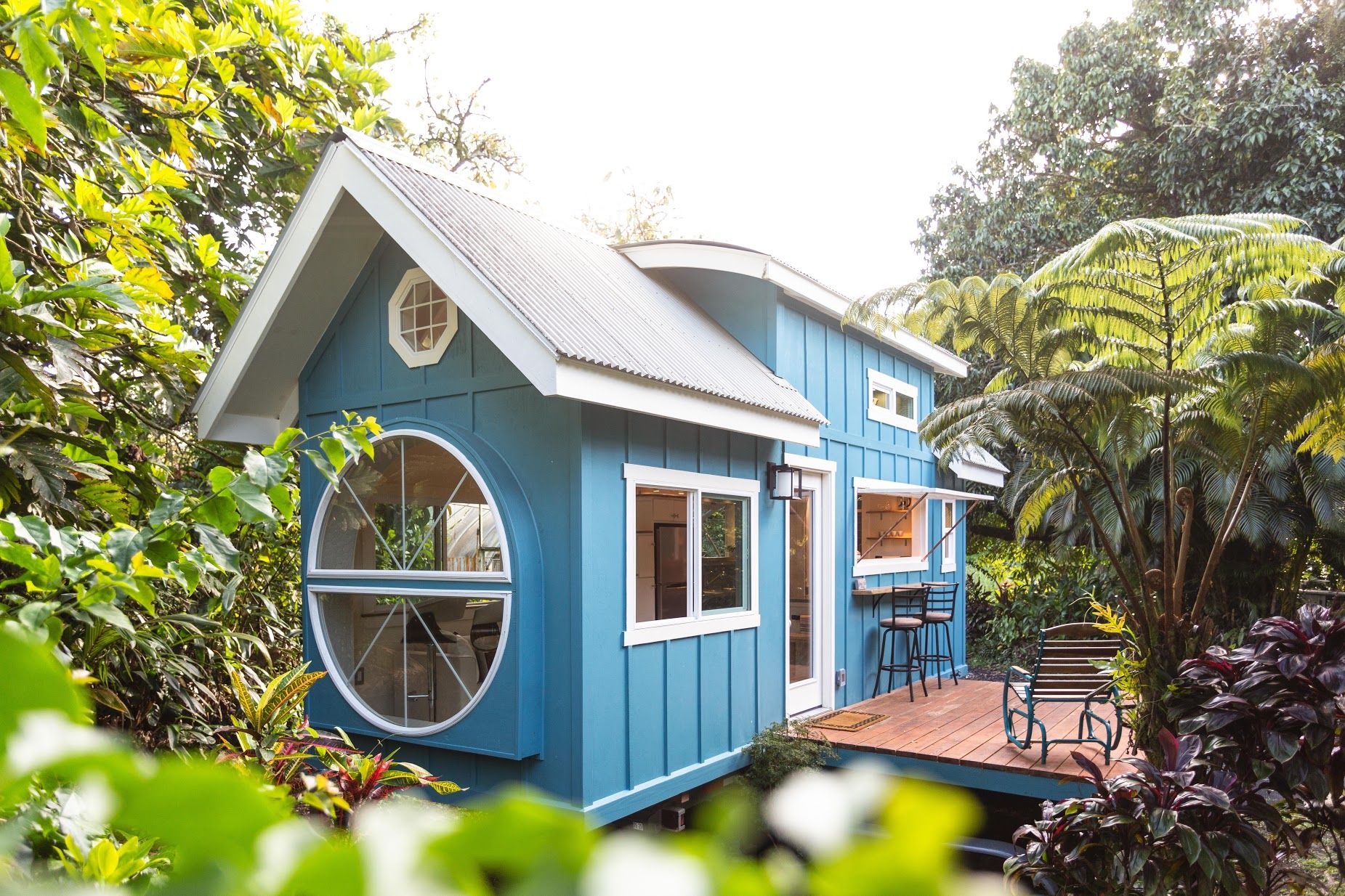 Với diện tích gói gọn trong 24m², sơn ngoại thất màu xanh lam tuyệt đẹp khiến bạn dễ dàng liên tưởng đến ngôi nhà trong những câu chuyện cổ tích. Màu xanh yên bình, nhẹ nhàng nổi bật giữa khu vườn rộng lớn thật nên thơ vô cùng.