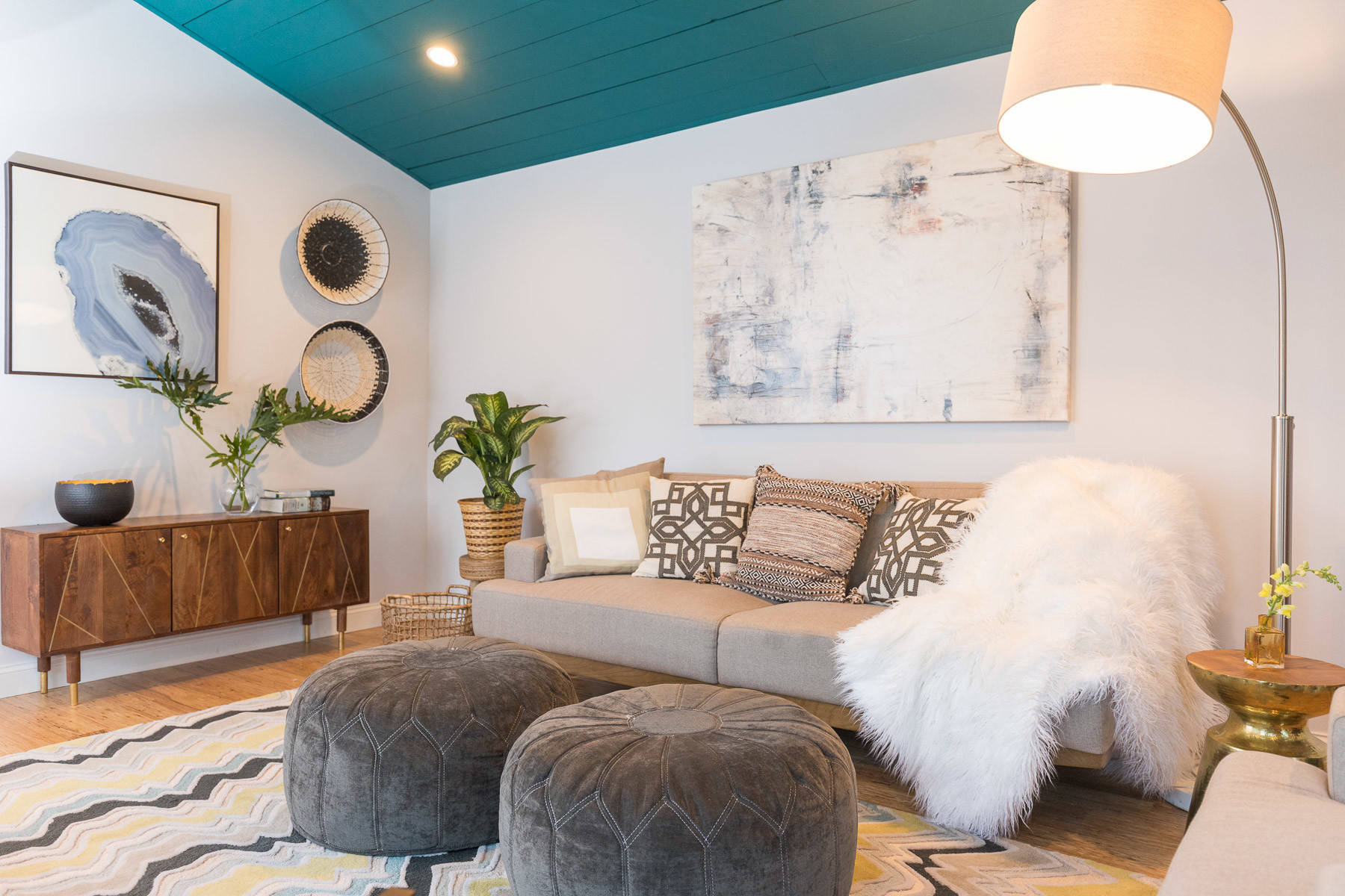 Phòng khách được thiết kế theo phong cách Scandinavian với lối trang trí trung tính cùng các yếu tố tự nhiên. Chính vì thế, sự xuất hiện của trần nhà màu xanh đậm khiến căn phòng trở nên nổi bật vô cùng.