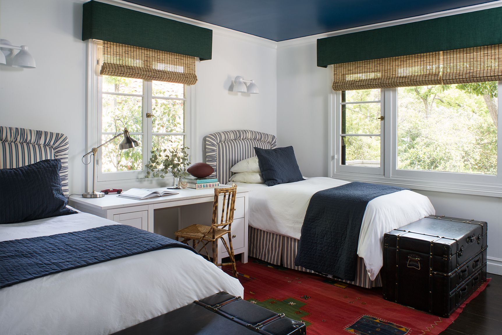 Phòng ngủ của hai anh em được bố mẹ sử dụng sơn trần màu xanh hải quân, một sắc màu phù hợp với phòng ngủ hơn cả vì nó mang lại cảm giác yên tĩnh, riêng tư và đặc biệt là cảm giác chở che, bảo bọc.