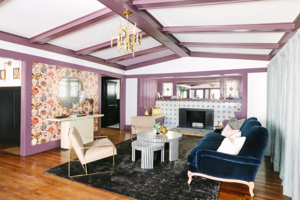 Một căn phòng nhẹ nhàng và xinh xắn tuyệt đối, không chỉ nhờ bức tường hoa lá đậm chất vintage mà còn ở phần trần nhà và dầm gỗ được sơn màu tím nổi bật trên nền trắng cực kỳ nữ tính và lãng mạn.