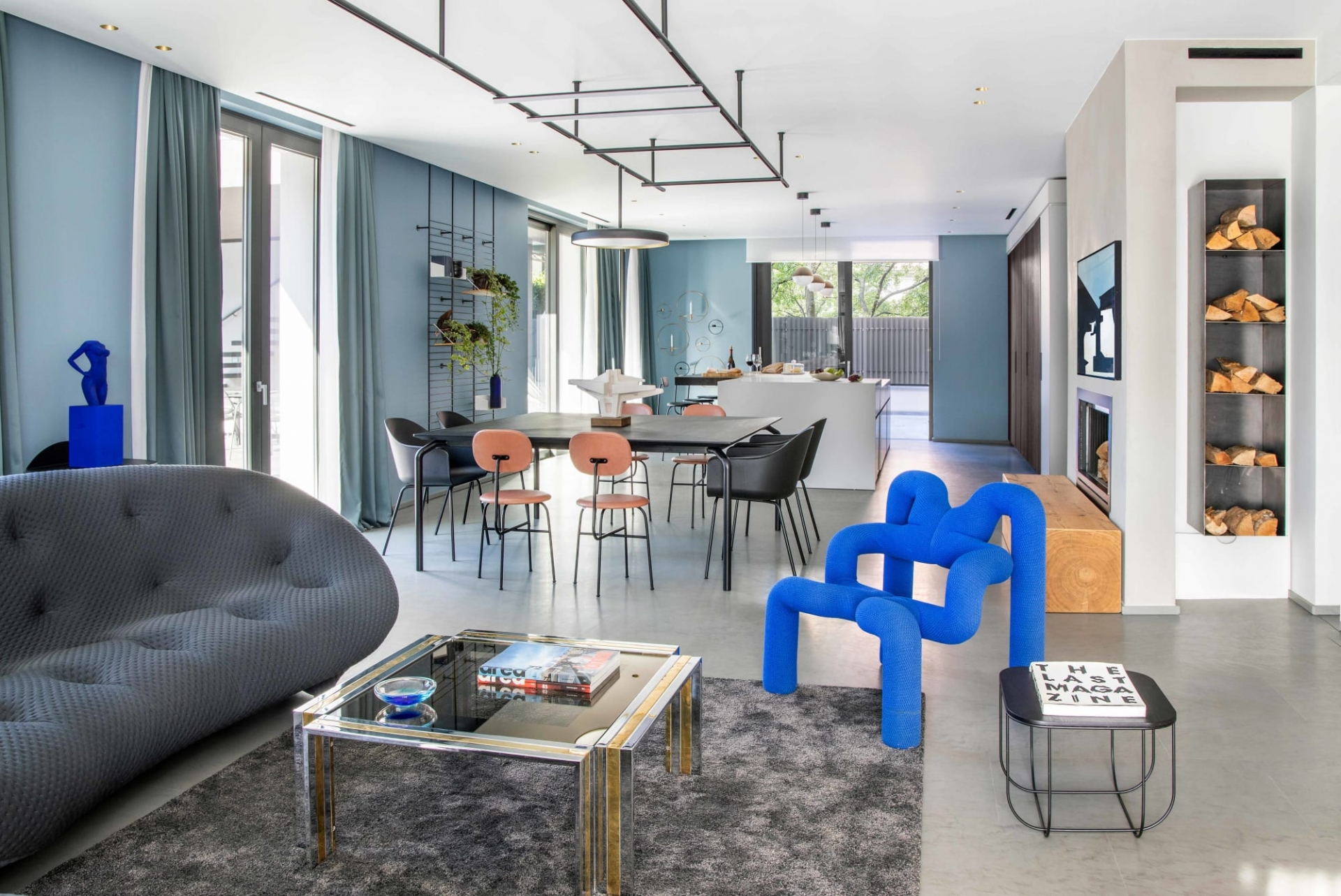 Để đáp ứng mong muốn sở hữu một không gian nghỉ dưỡng sang trọng và hiện đại, các kiến trúc sư đã lựa chọn gam màu xanh lam và xám là tông màu chủ đạo để toát lên sự thanh lịch và vẫn trẻ trung năng động. 