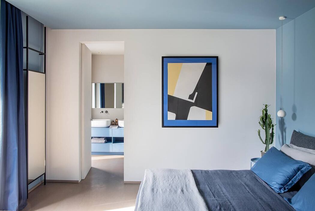 Hầu hết các phòng ngủ trong căn biệt thự đều được thiết kế theo phong cách tối giản, sử dụng các tông màu từ đậm đến nhạt của xanh lam và xám để trang trí nội thất. Lựa chọn này không chỉ tạo sự liên kết với tổng thể không gian sinh hoạt chung mà còn mang đến sự yên bình, thư giãn cho khu vực nghỉ ngơi.