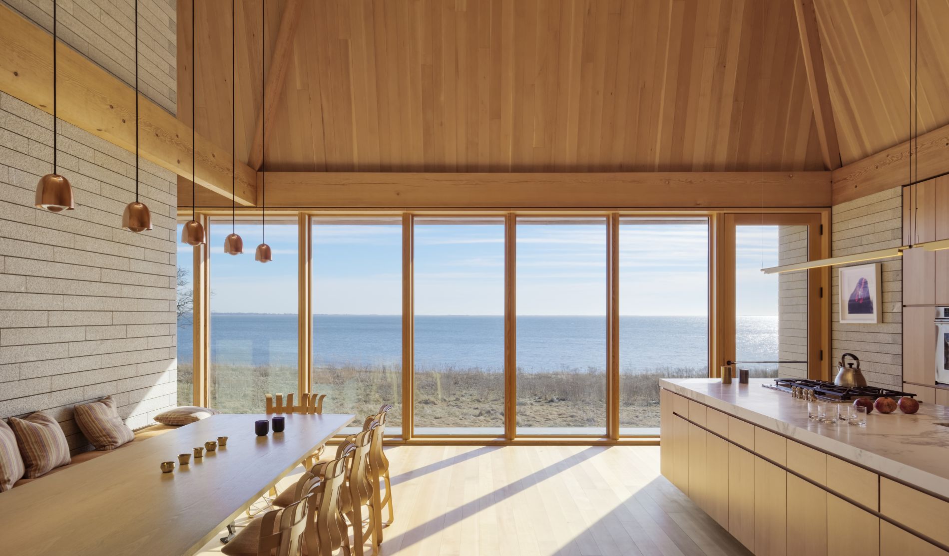 Một không gian ấn tượng với nội thất đa phần bằng gỗ tươi sáng trong phòng ăn của biệt thự Bayhouse, New England do Studio Rick Joy thiết kế. Từ đây, bạn có thể phóng tầm mắt ngắm nhìn bãi biển trong xanh, yên bình.