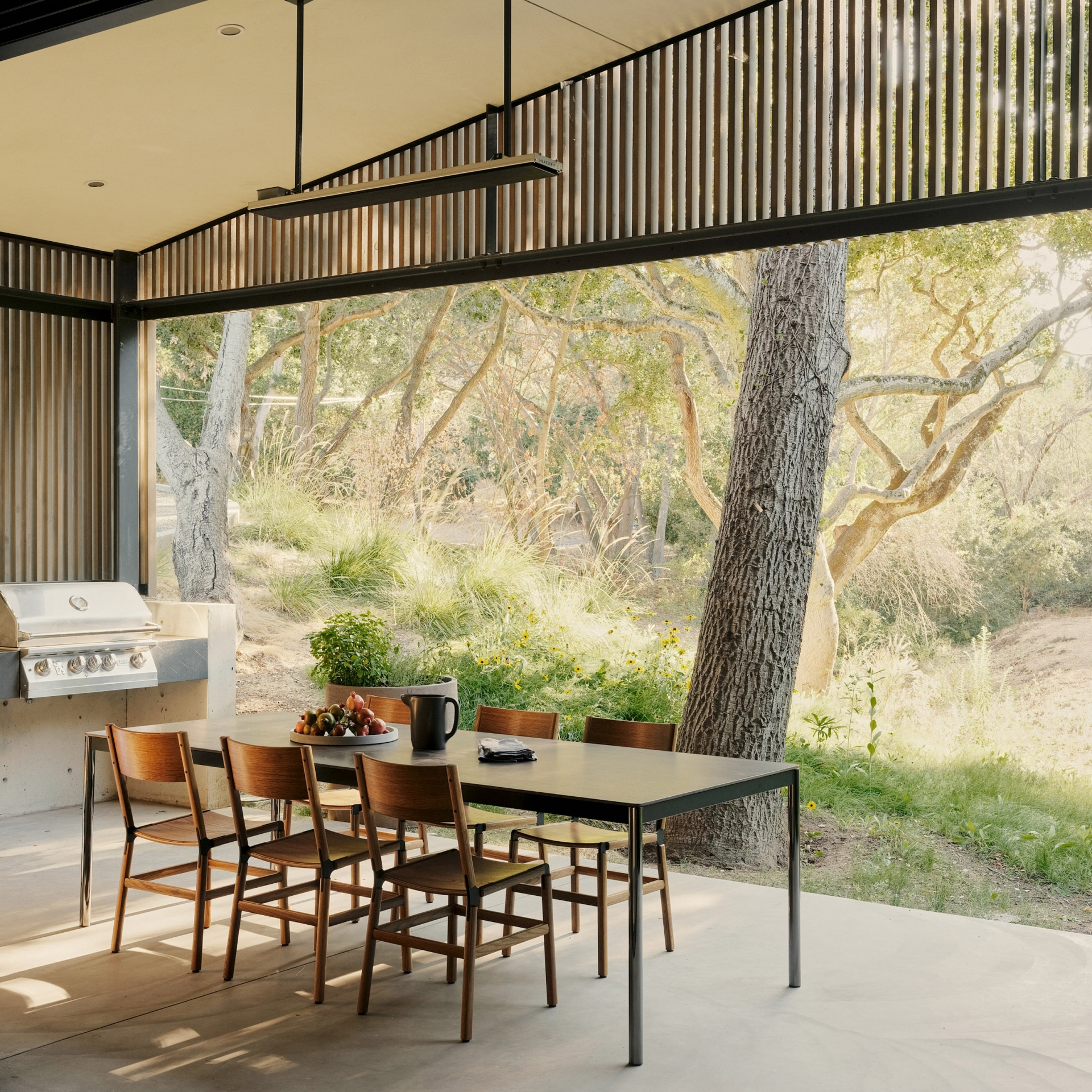 Phòng ăn này nằm trong ngôi nhà thuộc vùng ngoại ô của Thung lũng Silicon, với ô cửa rộng gần như phủ kín bức tường bằng kính trong suốt, nhìn ra bên ngoài với cây sồi lớn vô cùng ấn tượng.