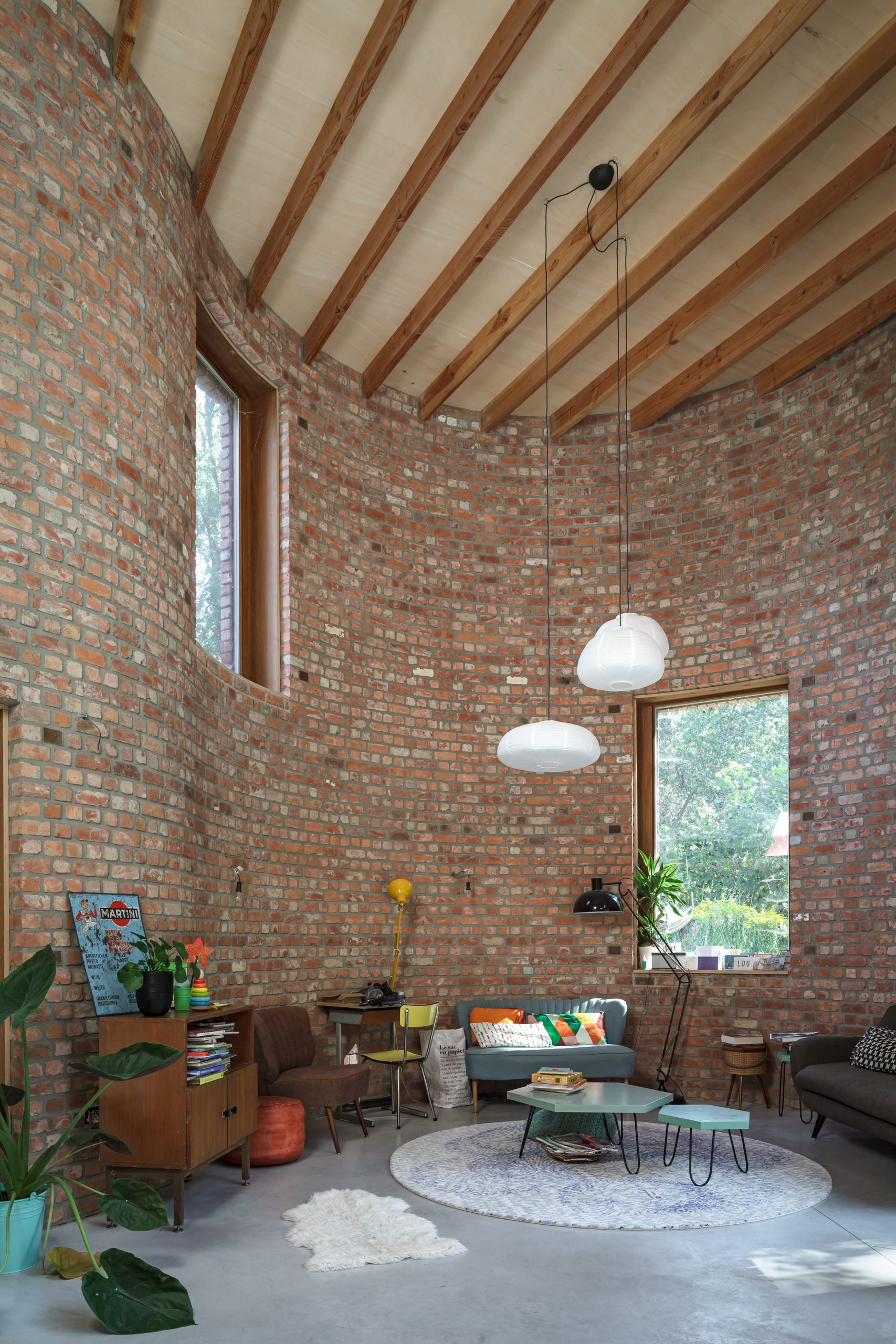Bên trong ngôi nhà là không gian cực kỳ rộng rãi với trần nhà cao và dầm gỗ vững chãi. Nội thất được thiết kế đơn giản nhưng tiện nghi, đáp ứng đầy đủ các nhu cầu cơ bản.