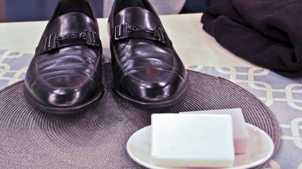 Bánh xà phòng truyền thống có thể giúp bạn loại bỏ mùi hôi trong giày da, ủng,...