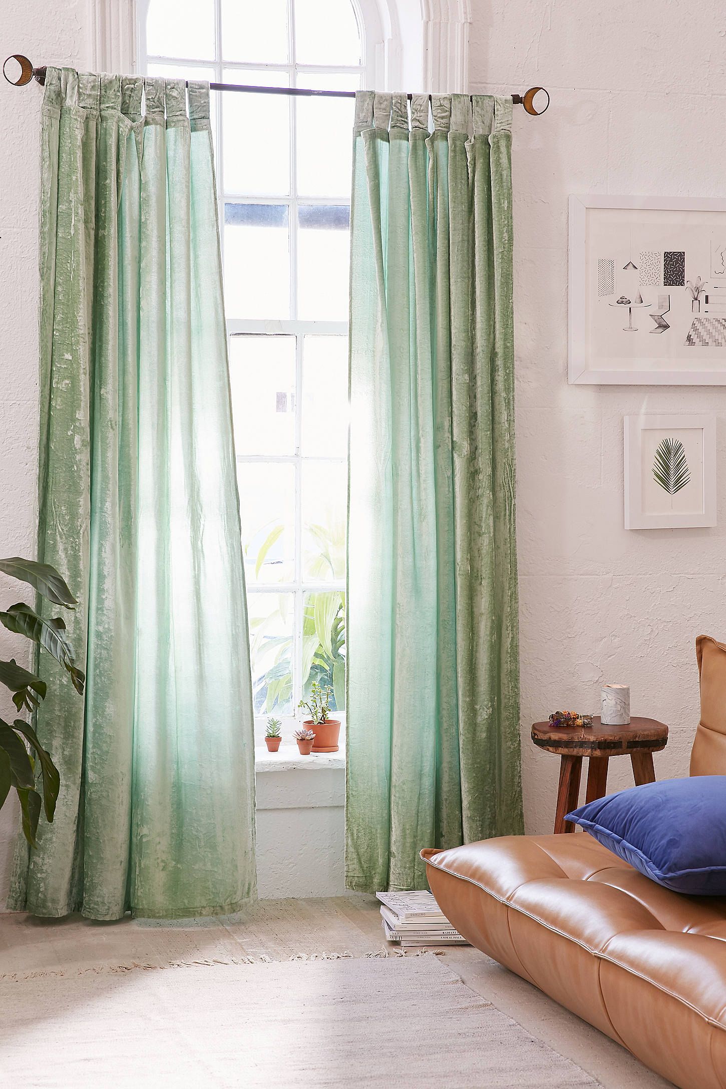 Rèm cửa cũng là một ý tưởng tuyệt vời để có thể thêm vào một “mảng nhung” nổi bật cho khung cửa sổ trở nên thơ mộng hơn với gam màu xanh bạc hà tươi mát.