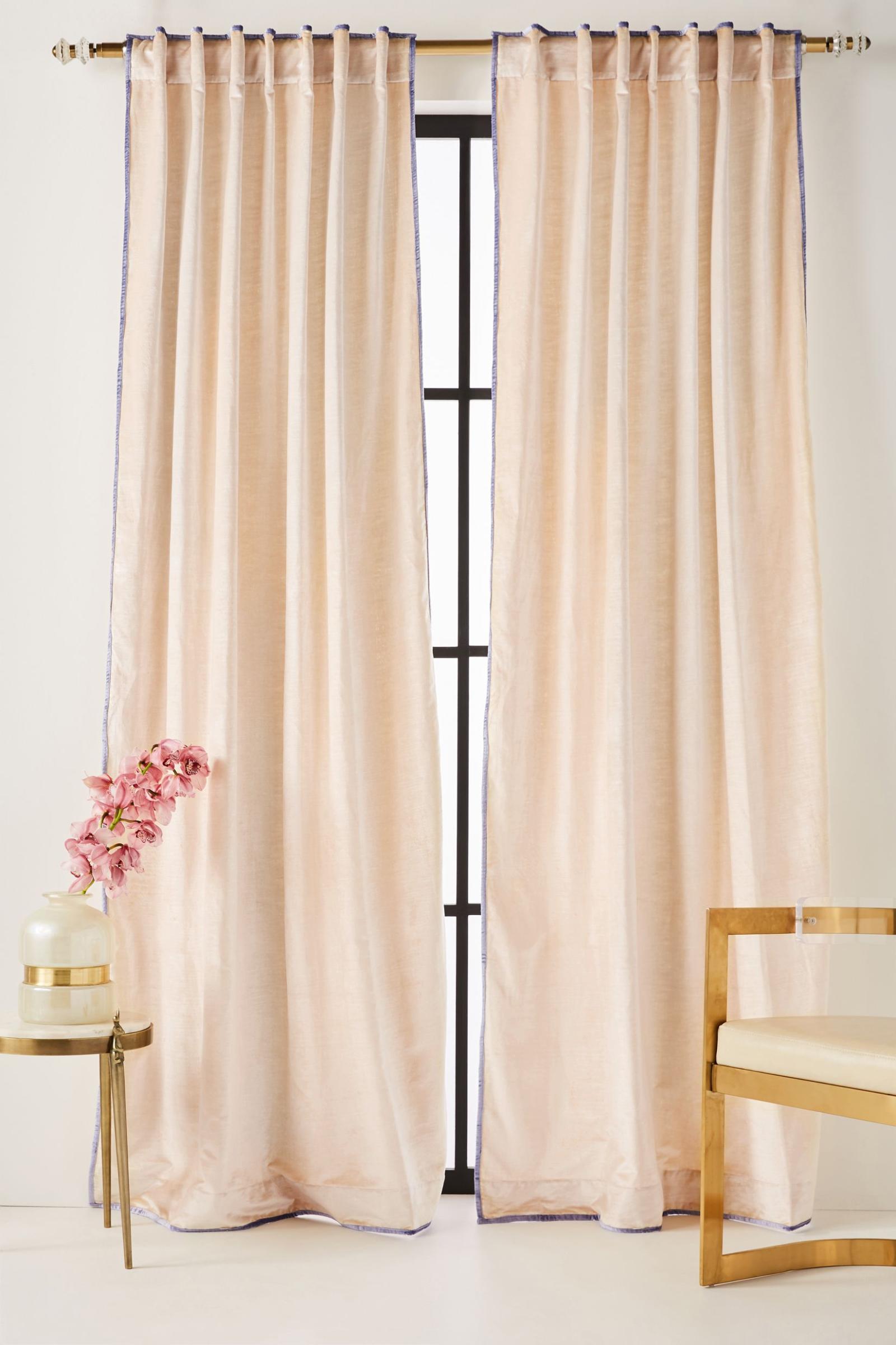 Cùng sử dụng chất liệu vải nhung nhưng tấm rèm cửa này là sự kết hợp của hai màu sắc, màu hồng pastel chủ đạo và đường viền màu tím mộng mơ.