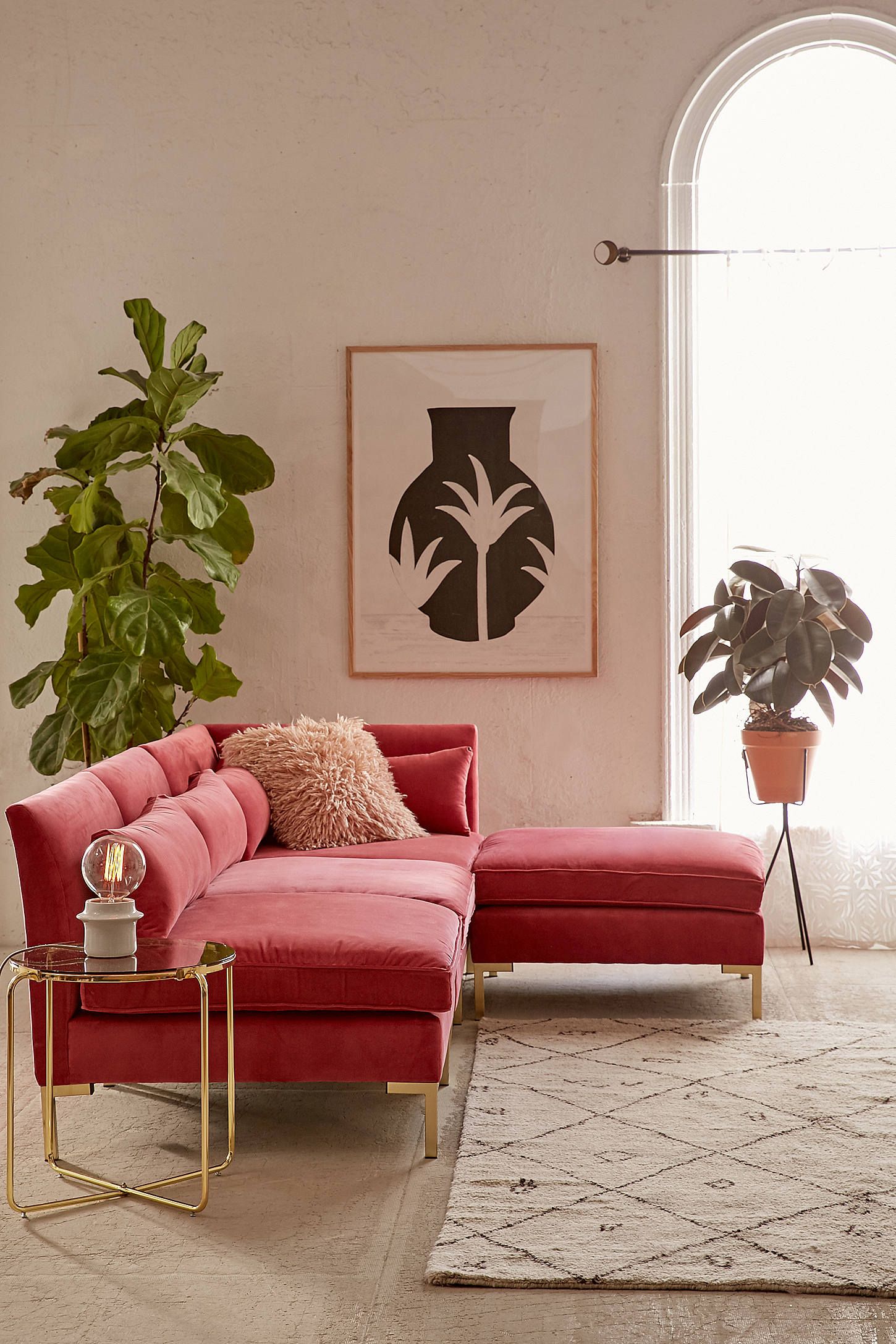 Sofa góc chữ L kết hợp với gối tựa bọc nhung màu đỏ hồng khiến một góc phòng khách mùa Đông kiêu sa đầy quyến rũ.