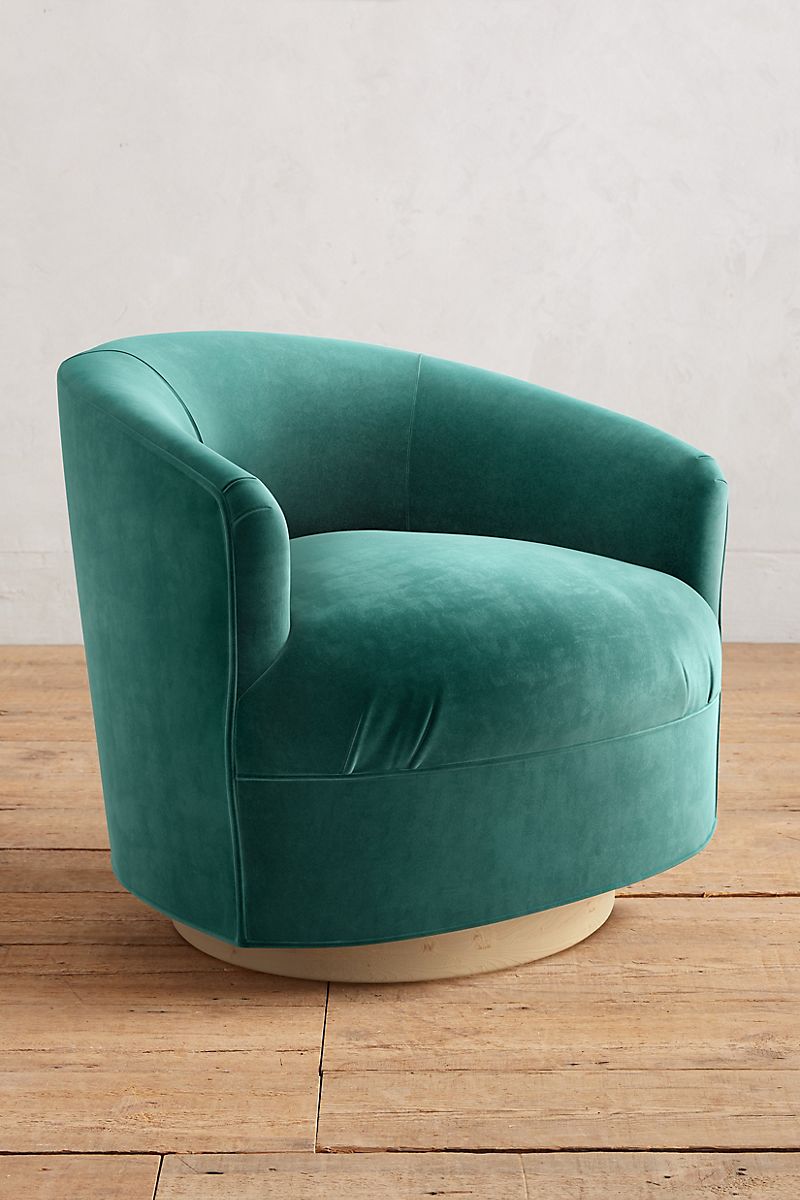 Mẫu ghế xoay với phần chân bằng gỗ tự nhiên và phần ghế ngồi bọc nhung màu xanh mòng két cực kỳ thời trang và hiện đại.