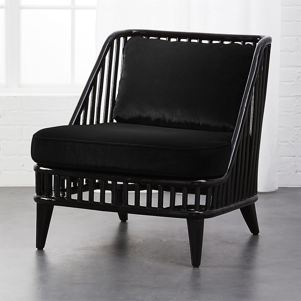 Bạn có yêu nội thất làm bằng mây? Chiếc ghế này là sự phá cách khi màu gỗ của mây được sơn đen bóng bẩy kết hợp với đệm nhung “tone sur tone” ấn tượng.