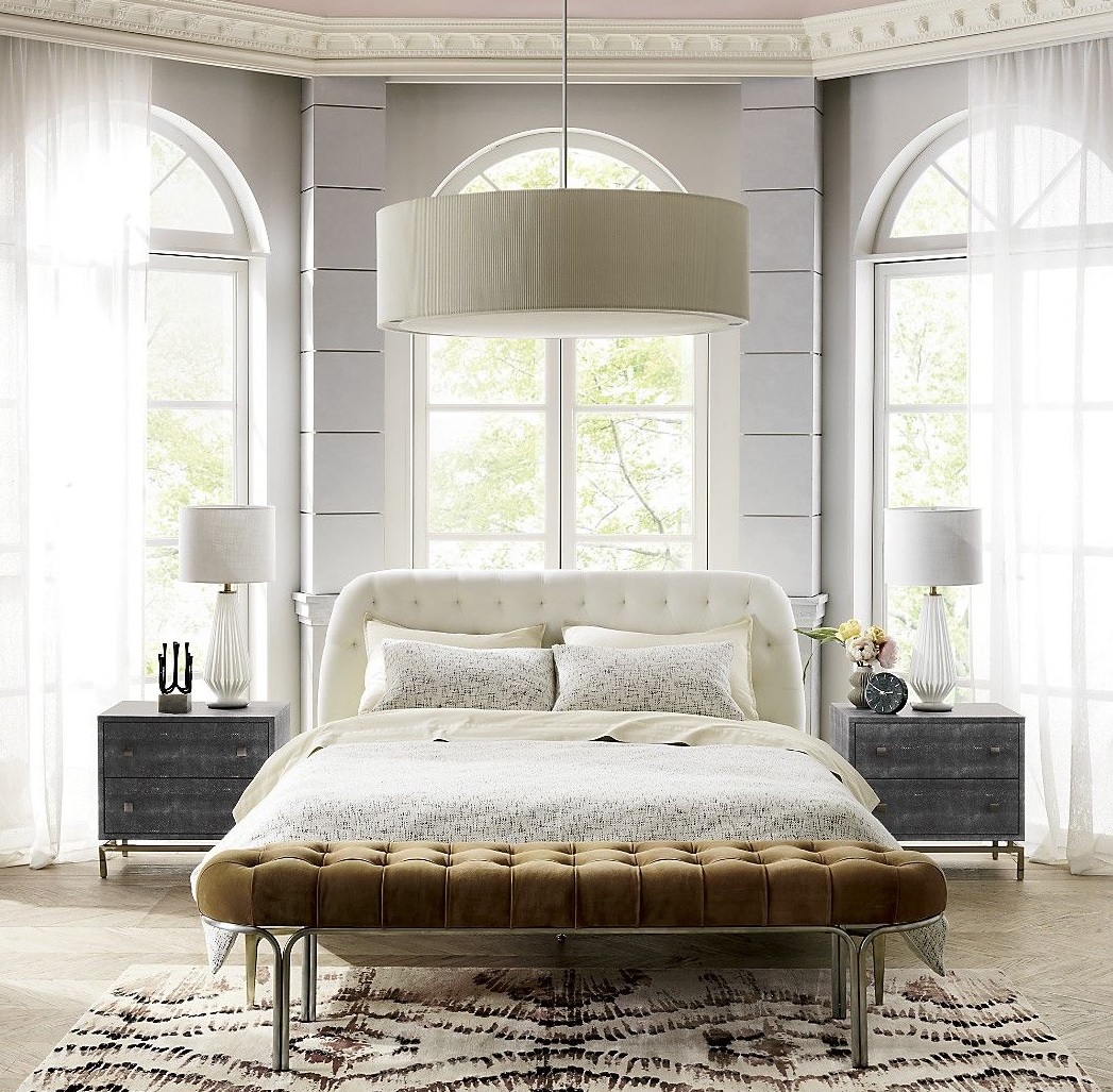 Không gì sang trọng hơn chiếc giường bọc nhung màu trắng dịu dàng, kết hợp với băng ghế dài cùng chất liệu với gam màu nâu đậm làm điểm nhấn cho phòng ngủ.
