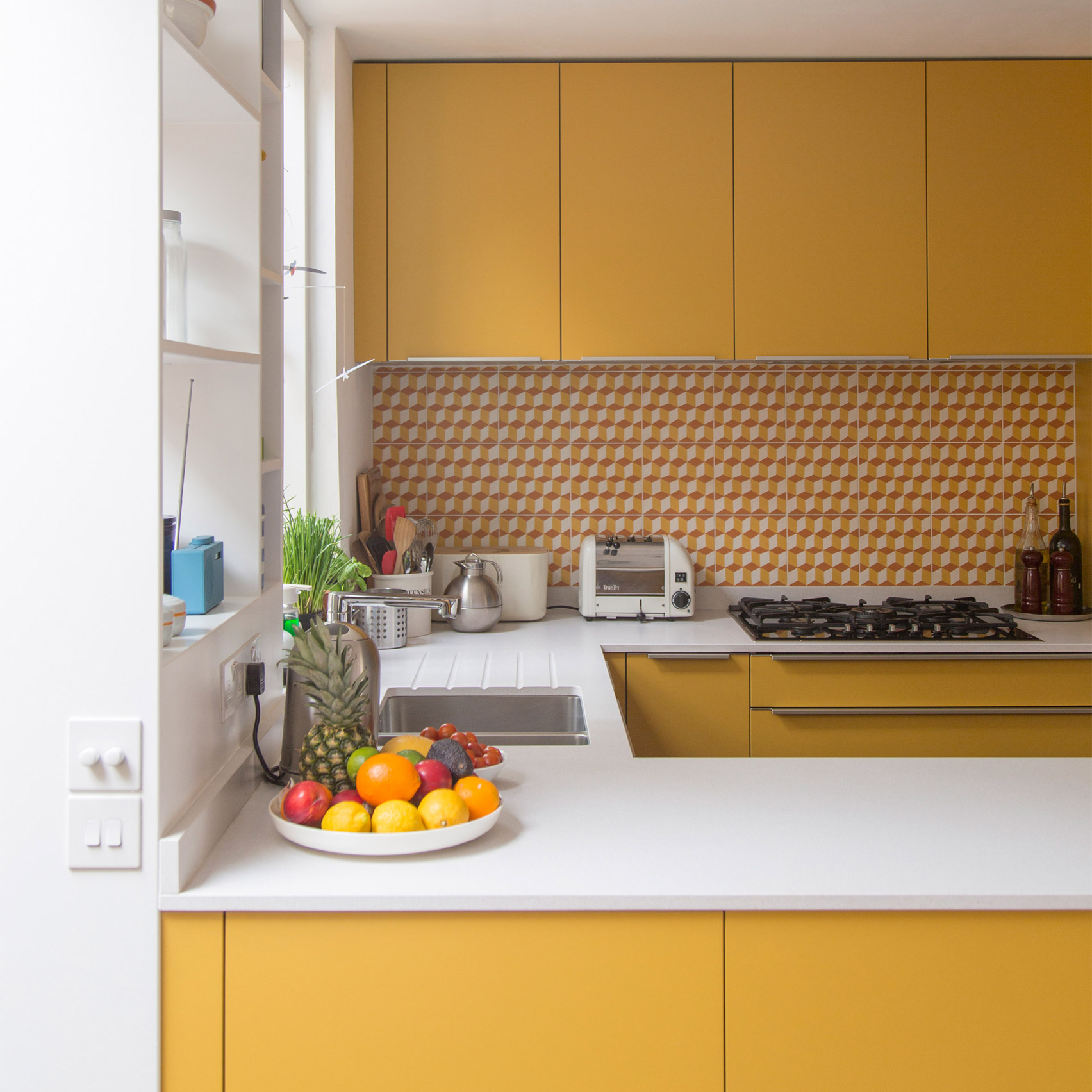 Phòng bếp của ngôi nhà được xây dựng vào những năm 60 của thế kỷ XX tại London, Anh. Những chiếc tủ được sơn màu vàng mù tạt mang đến sự trẻ trung, năng động, rực sáng cả một căn bếp nhỏ. 