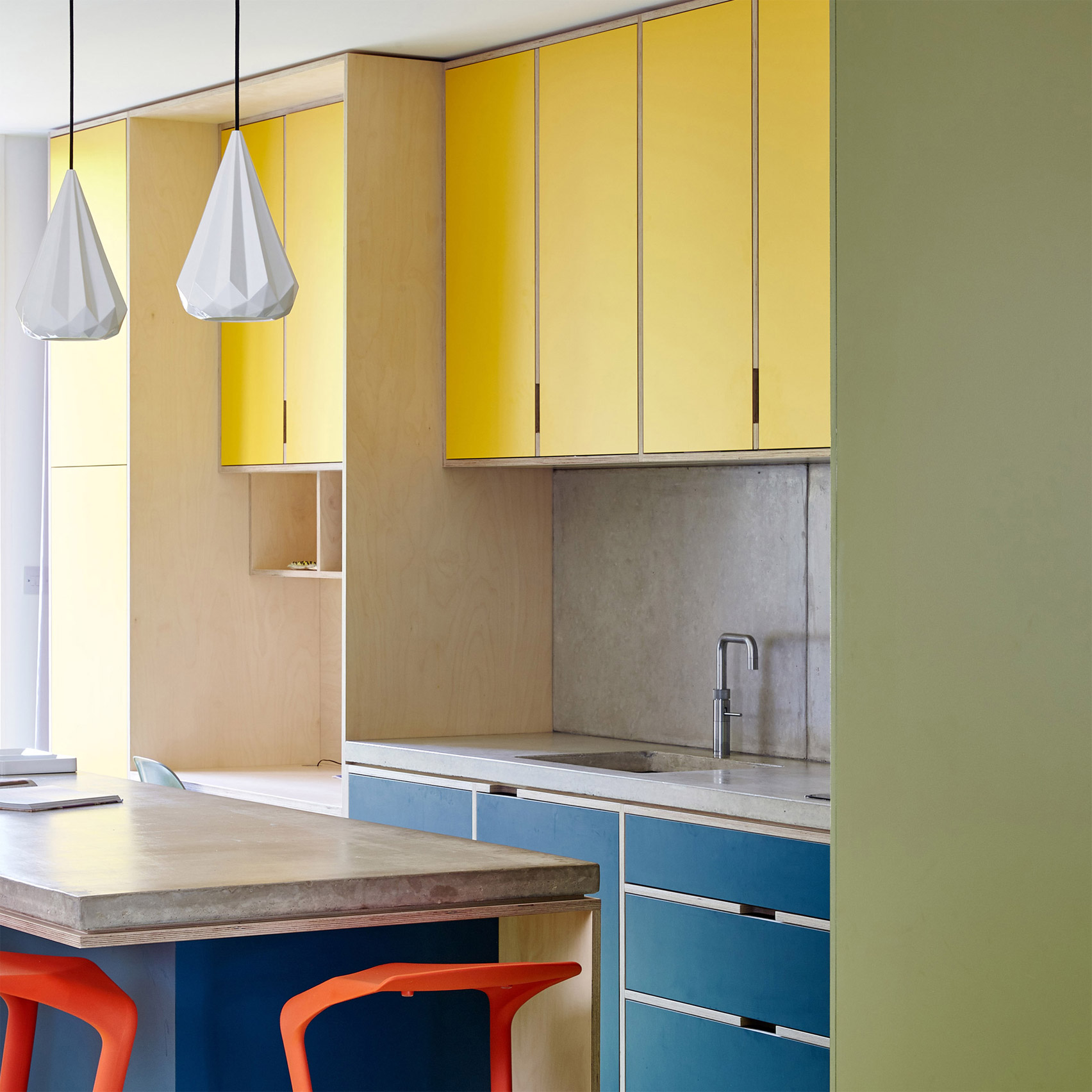 Không gian nấu nướng đa màu sắc của Kennington House do R2 Studio thiết kế, với sự xuất hiện của những gam màu trẻ trung như: Vàng, xanh lam, cam, xanh coban, xanh rêu nhạt,... mang lại vô vàn cảm hứng cho gia chủ.