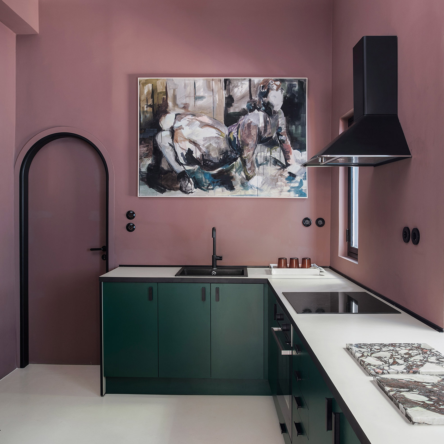 Phòng bếp tại Athens do nhà thiết kế nội thất người Hy Lạp Stamos Michael cải tạo, biến nó trở thành khu vực nấu nướng đậm chất nghệ thuật. Bức tường màu tím mận kết hợp tủ bếp xanh ngọc lục bảo, kệ màu đen cho căn phòng chiều sâu lôi cuốn.