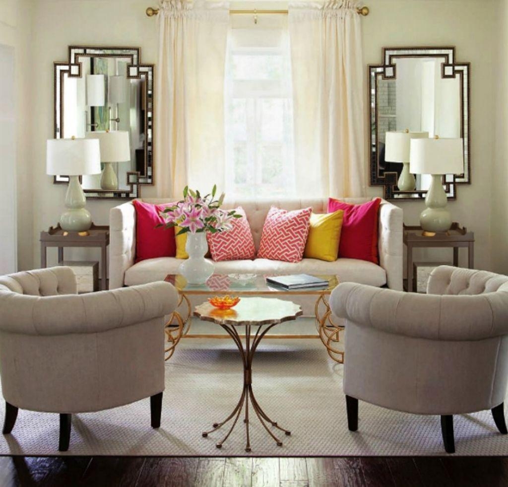 Bộ đôi tấm gương có thiết kế cổ điển được đặt đối xứng trên bức tường trong phòng khách tạo nên vẻ đẹp cân đối và hài hòa.