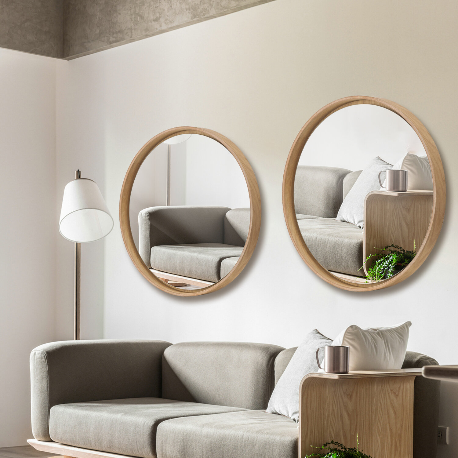 Phòng khách sử dụng 2 tấm gương tròn giản đơn nhưng lại vô cùng tinh tế, khiến bức tường duyên dáng hơn hẳn.