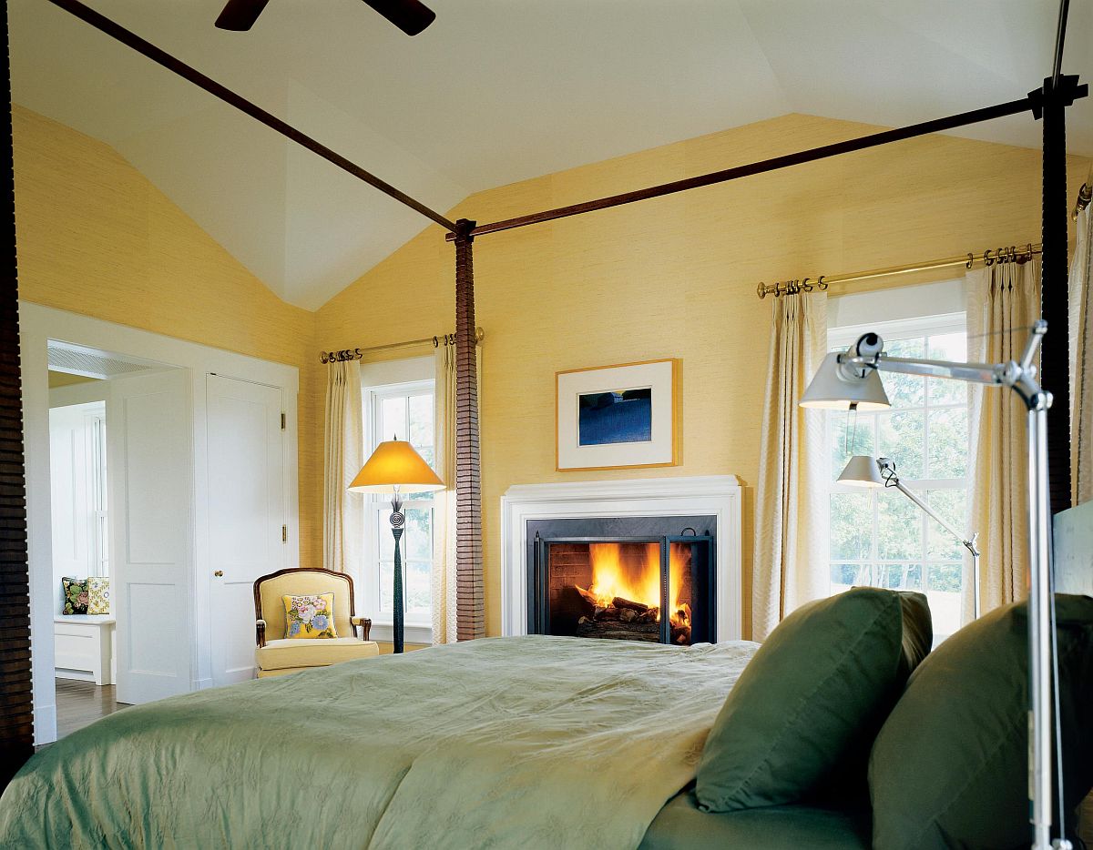 Kết hợp màu vàng với màu xanh lá cây trong phòng ngủ để nội thất trang nhã và đậm không khí lễ hội hơn.