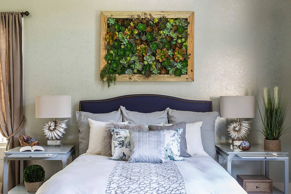 Việc bổ sung “bức tranh” làm bằng các loài cây mọng nước có sức sống bền bỉ là điểm nhấn ấn tượng cho khu vực đầu giường.